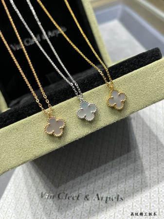 V*N CL*F & arpels mini necklace diameter approx 1.0cm,chain length approx 40+5cm