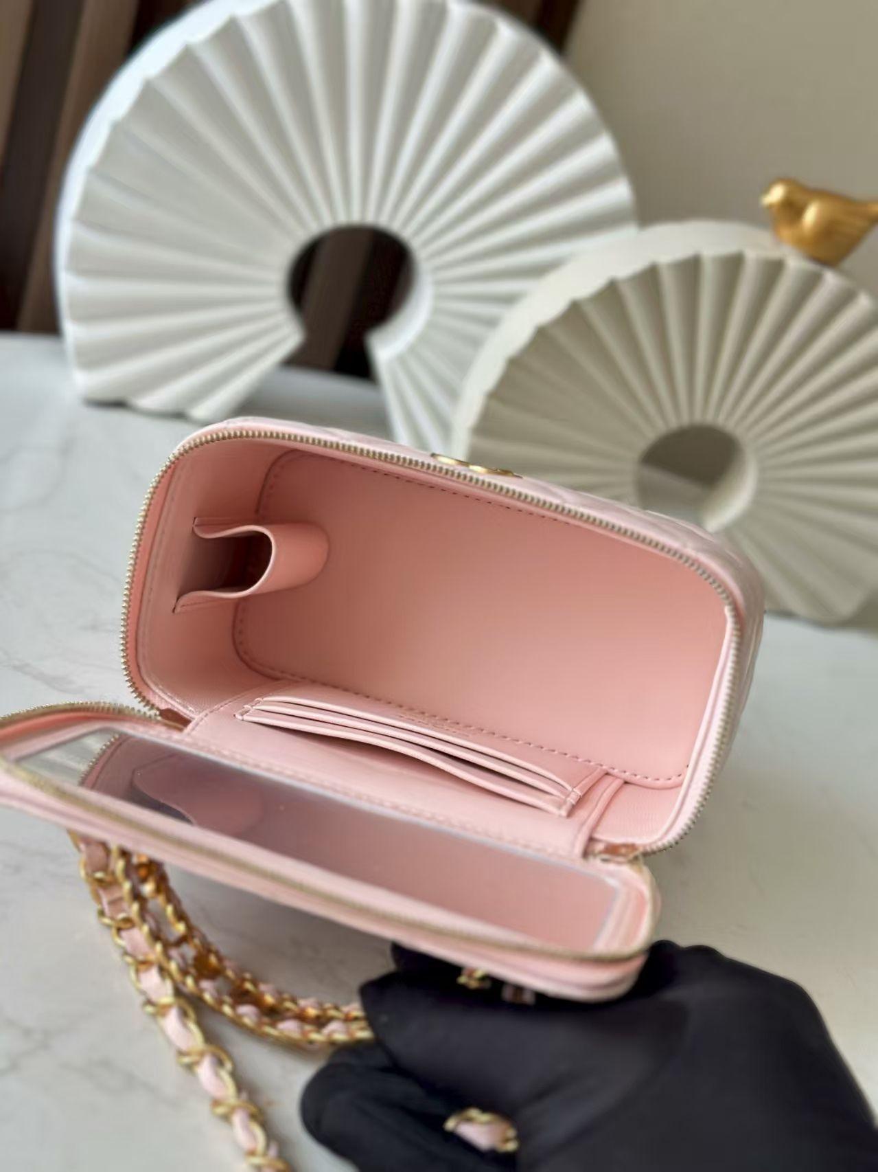 Ch*el vanity with chain 9.5x17x8cm