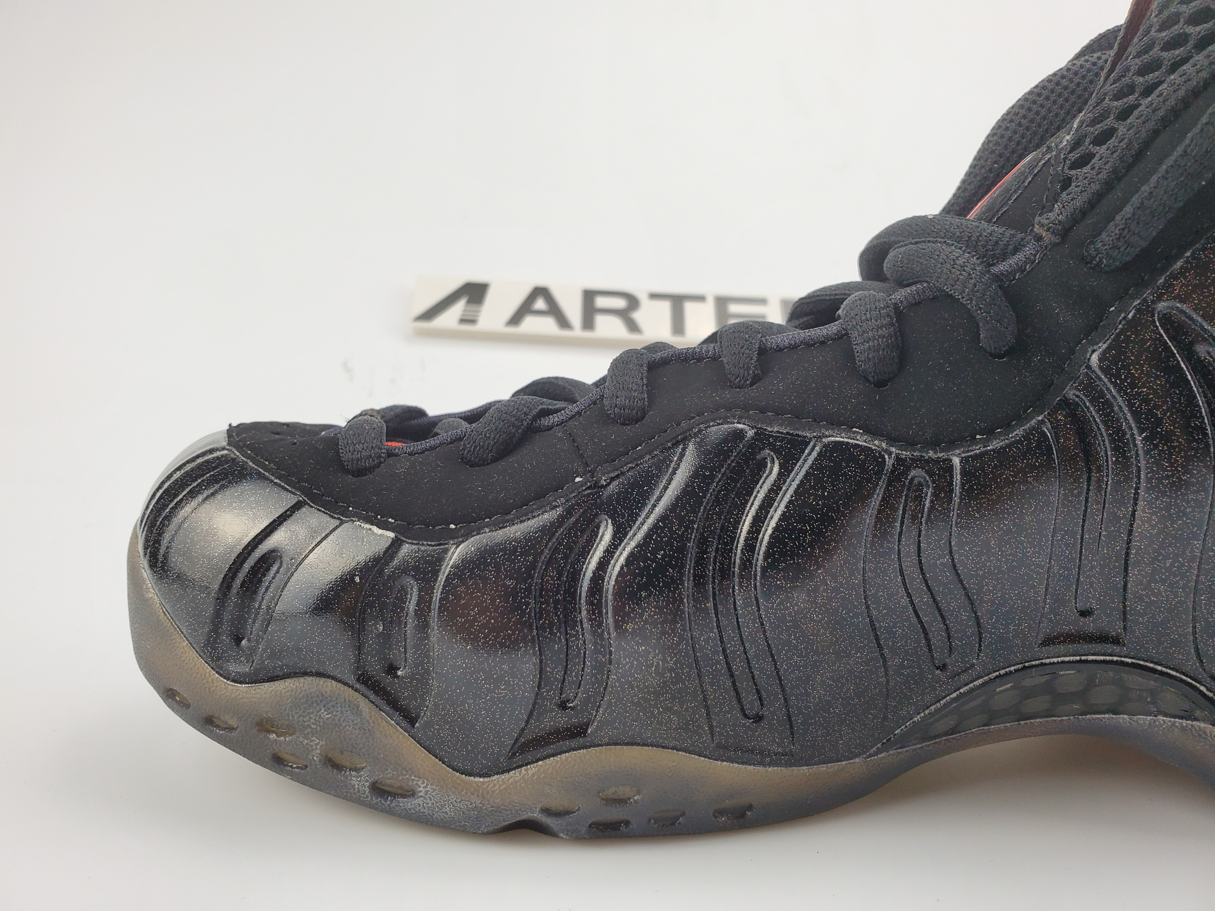 Nike Air Foamposite One “Black/Gold-Red”