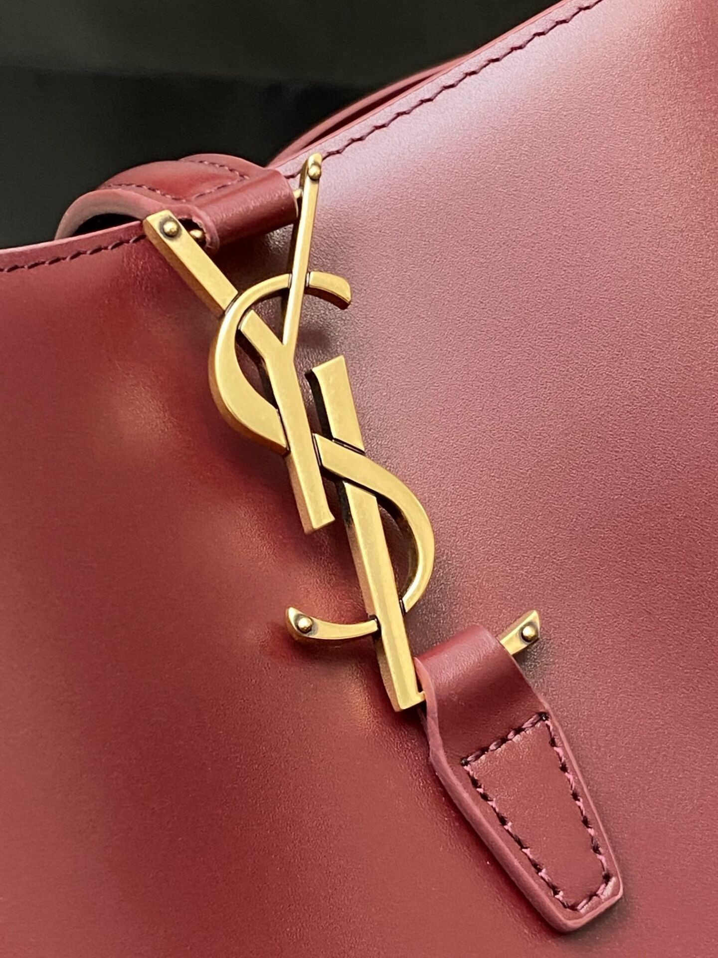 Y*L le 37 in shiny leather 17x20x13cm