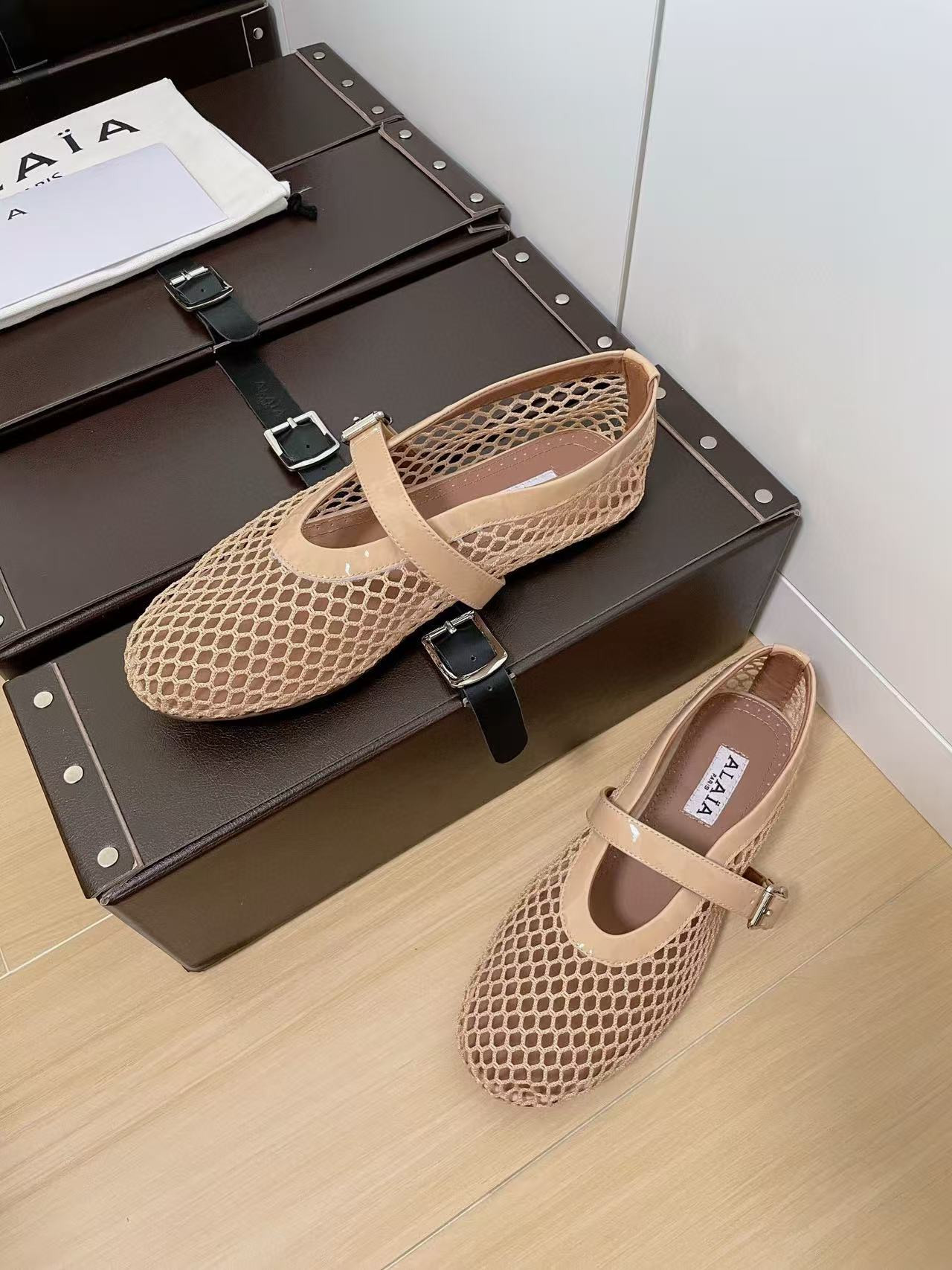 UA ALAÏA BALLET FLATS IN FISHNET