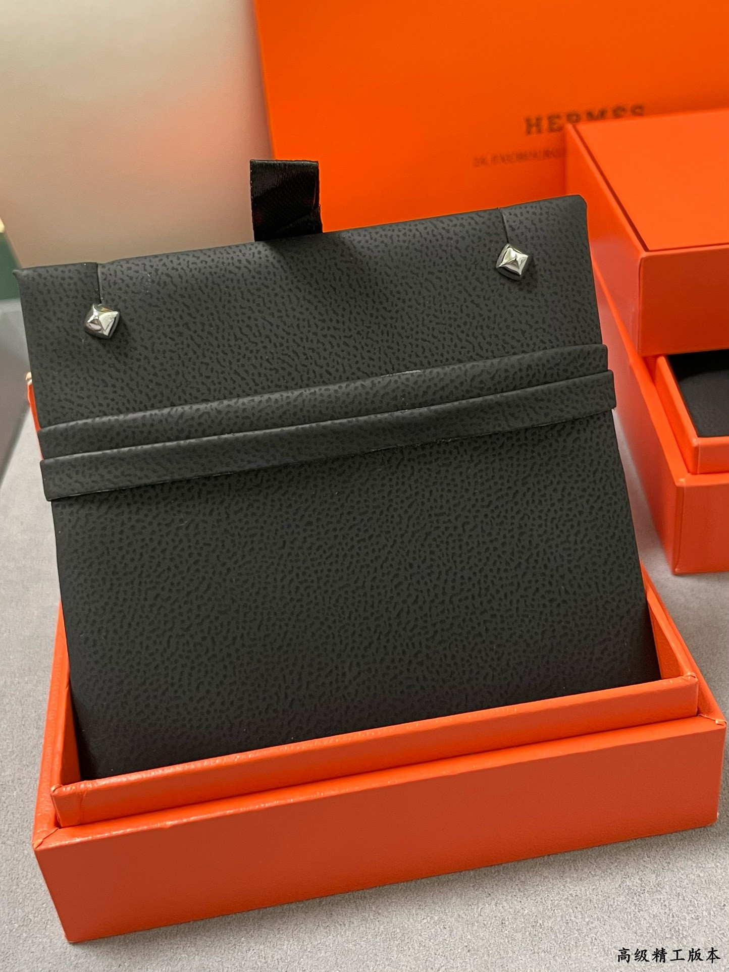 H**me5 single rivet smooth stud earrings