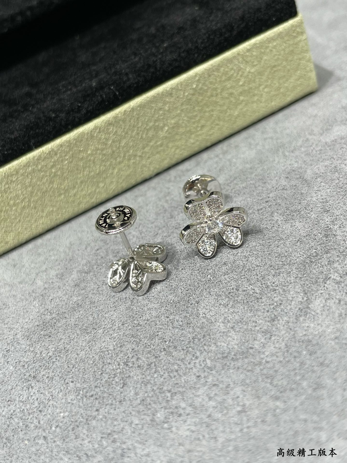v*n cl*f & arpels mini Di*m*nd clover earrings