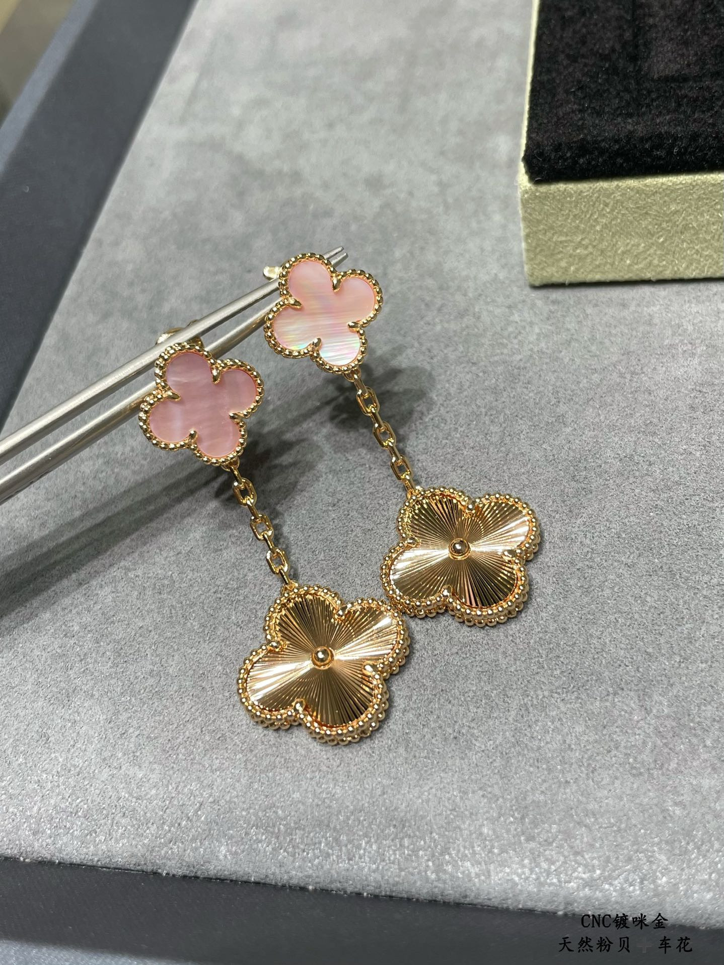 V*N CL*F & arpels two flower four leaf clover earrings(no refund or exchange)