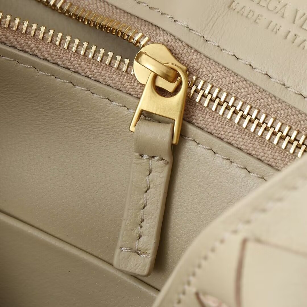 bo*te*ga Ve*ne*ta small andiamo 25x22x10.5cm