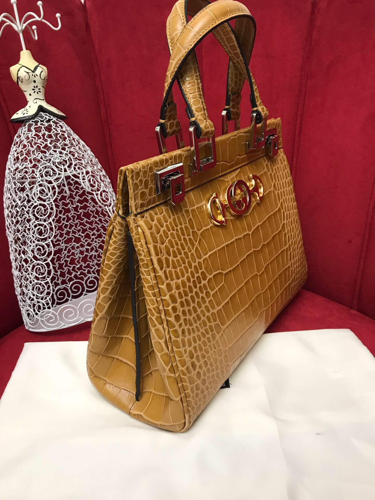 G*u*i zumi leather medium top handle bag