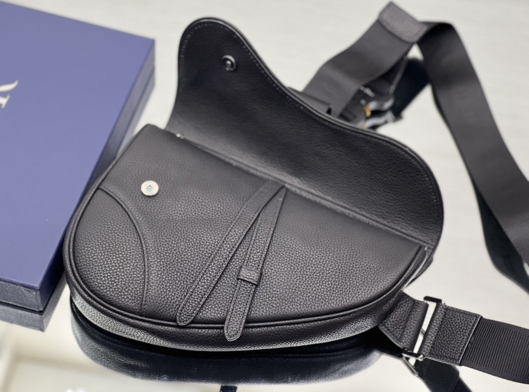 ch**an D*or x shawn stussy grained calfskin saddle 26 x 19 x 4.5 cm