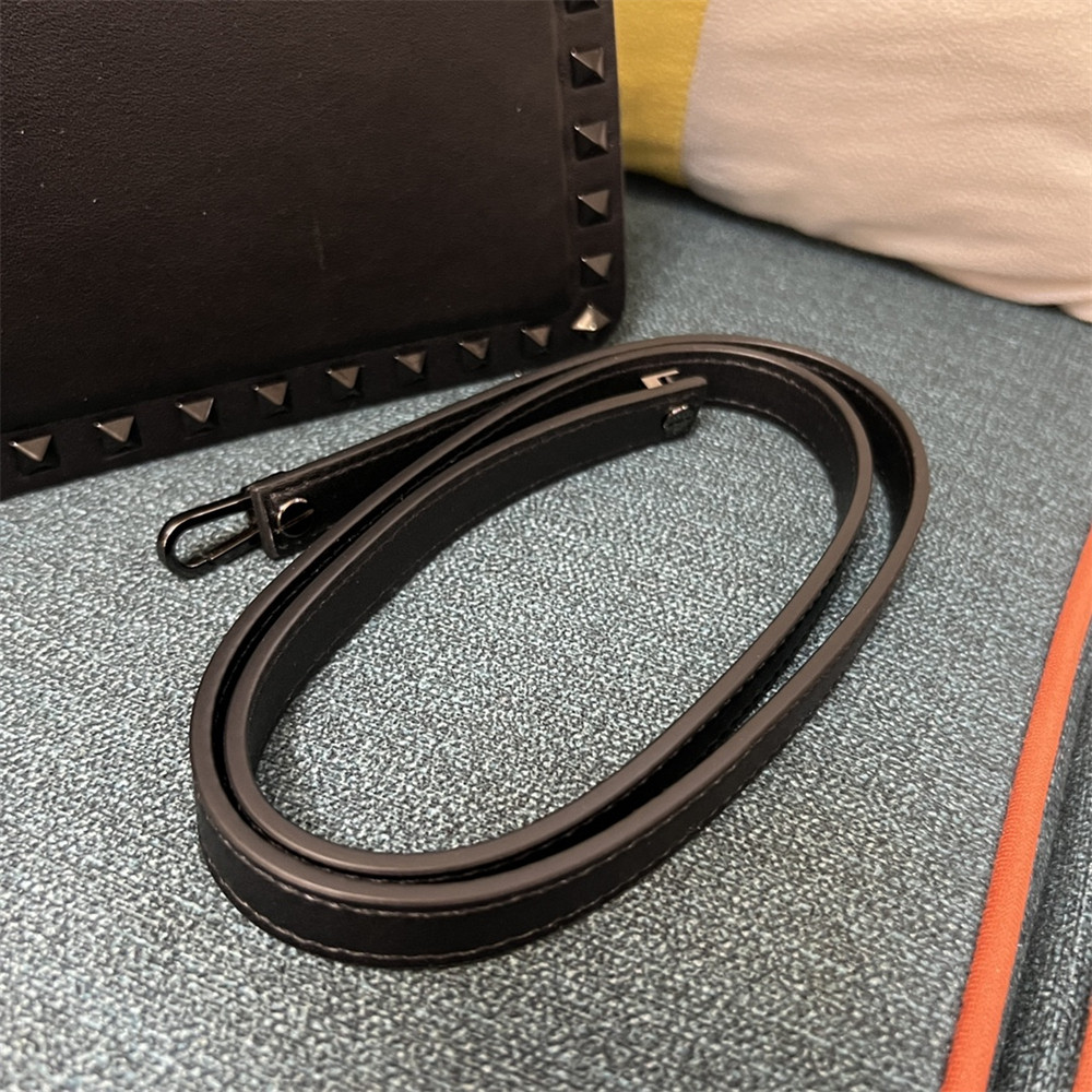 Va1e*ntin0 garavani rockstud23 smooth calfskin handbag black