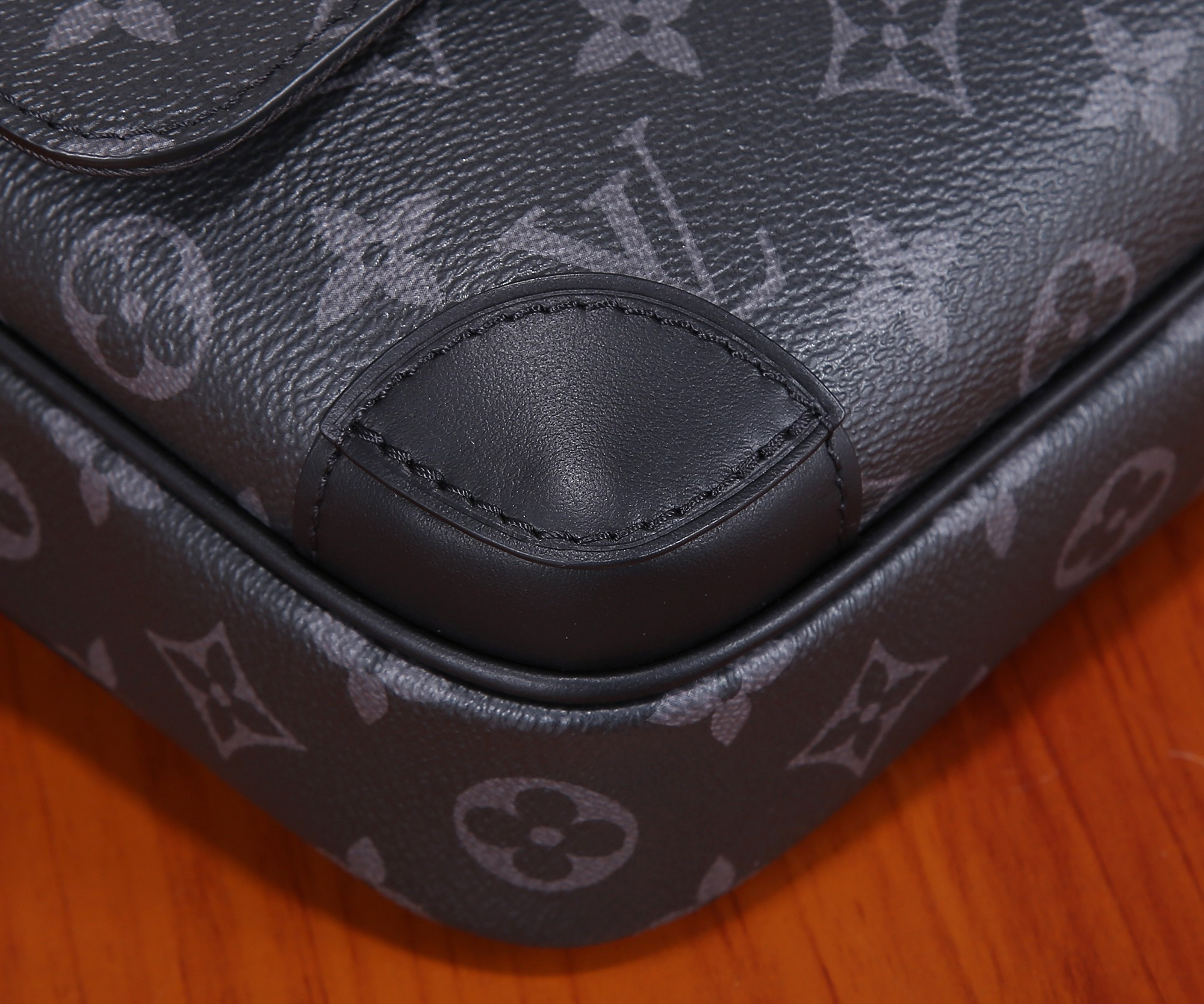 LV M4679 Steamer Messenger 24 x 17 x 5 CM