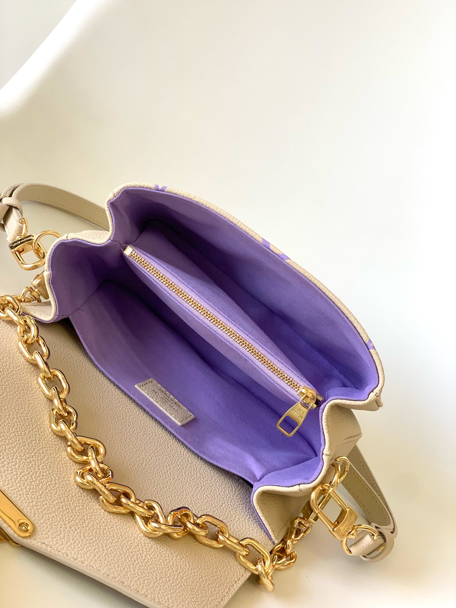 LV M23940 Pochette Métis East West 8.5 x 5.3 x 2.4 inches