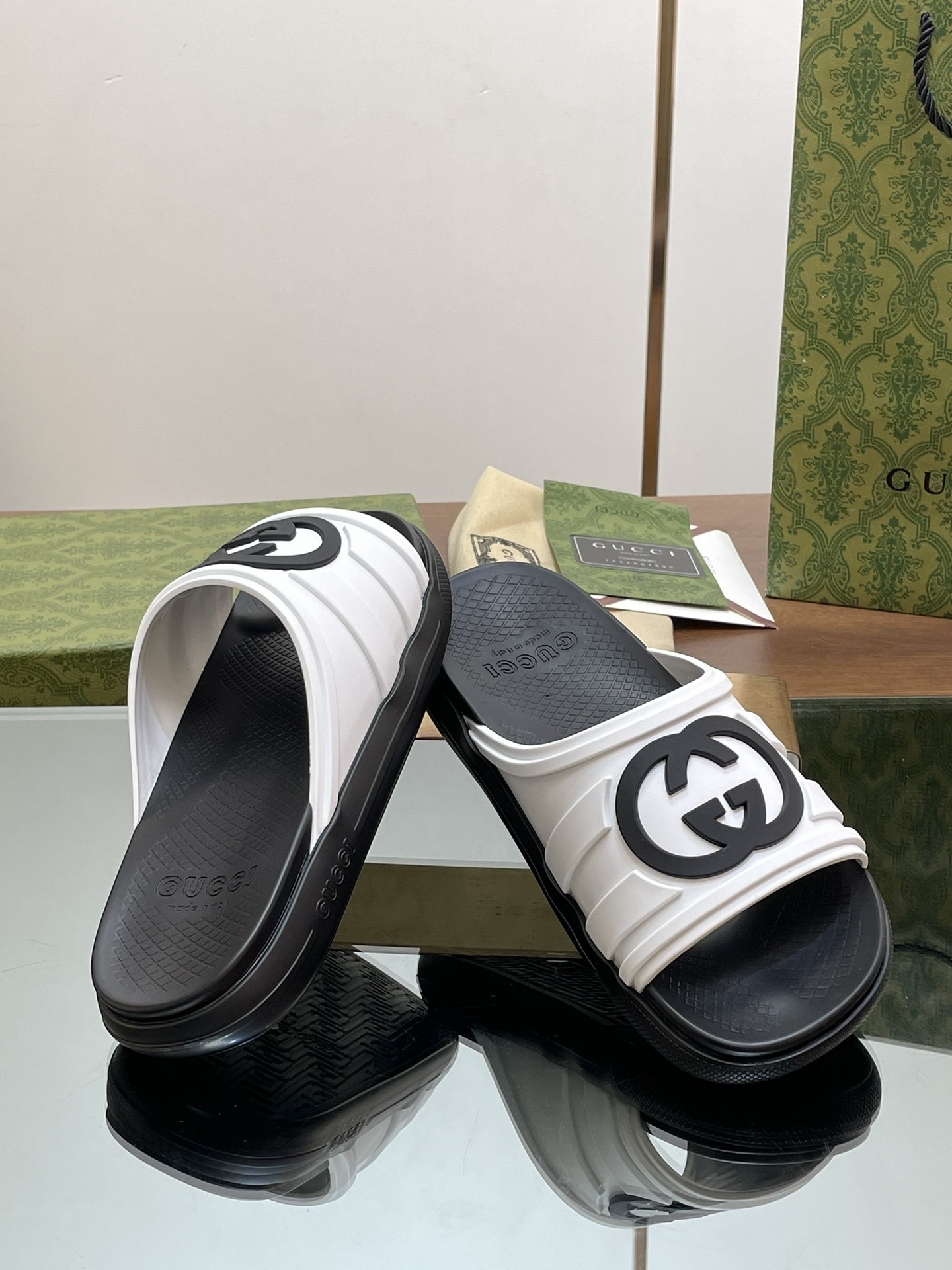 ua G*u*i interlocking g slide sandal