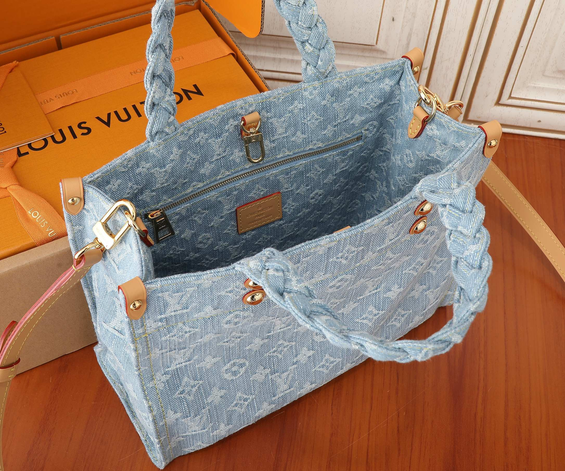 LV Let Go PM M42897  11 x 9.1 x 4.1 in