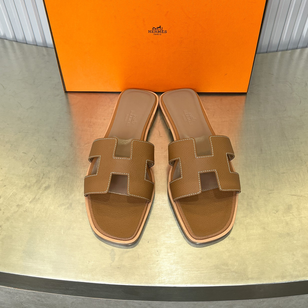 ua H**me5 oran sandal
