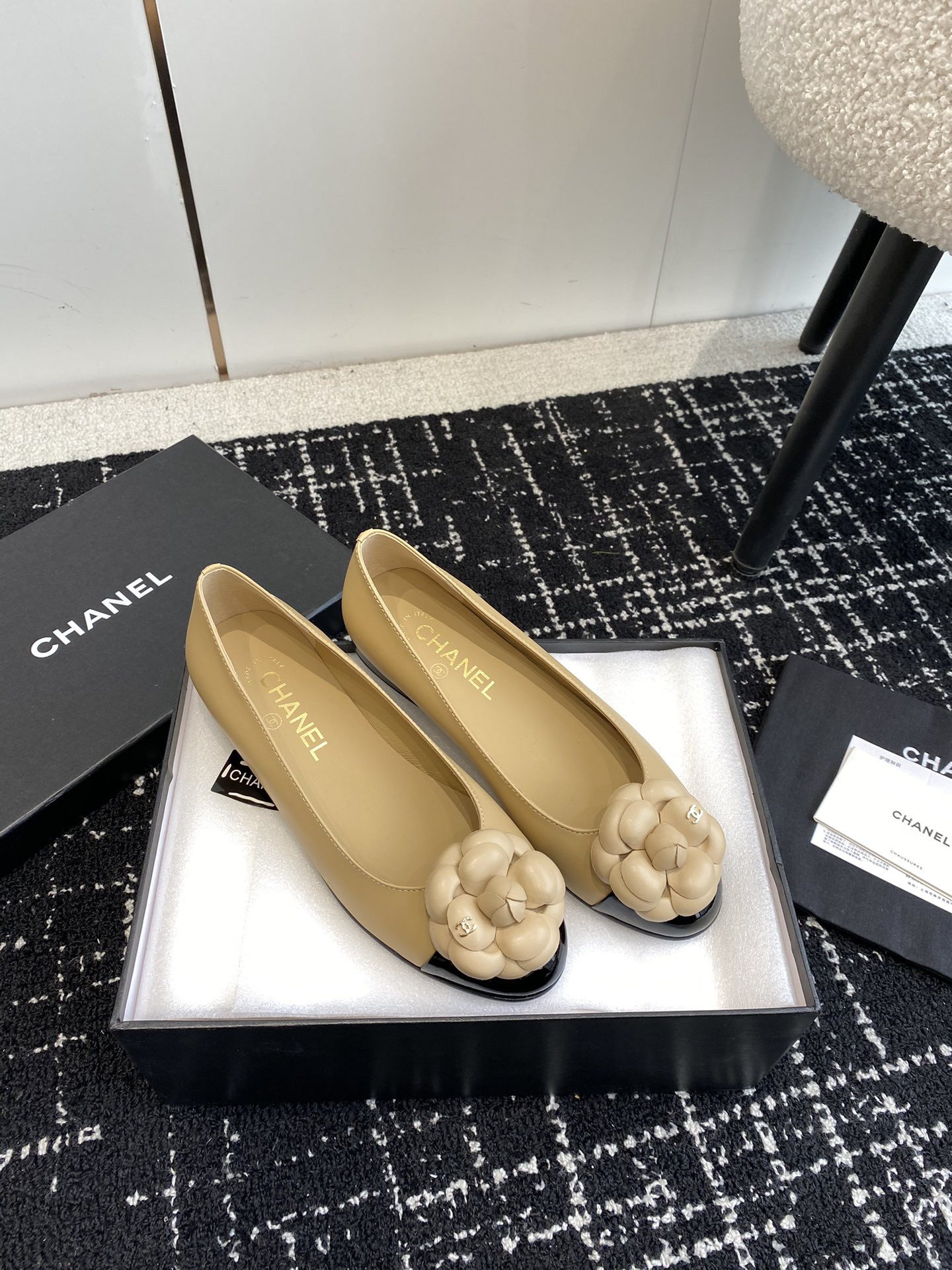 ua Ch*el ballet flats