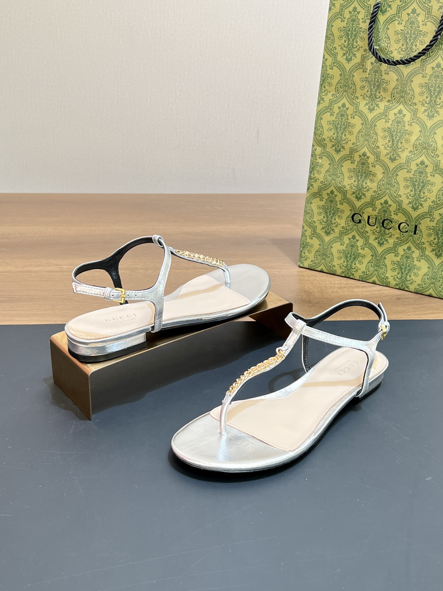 ua G*u*i signoria thong sandal
