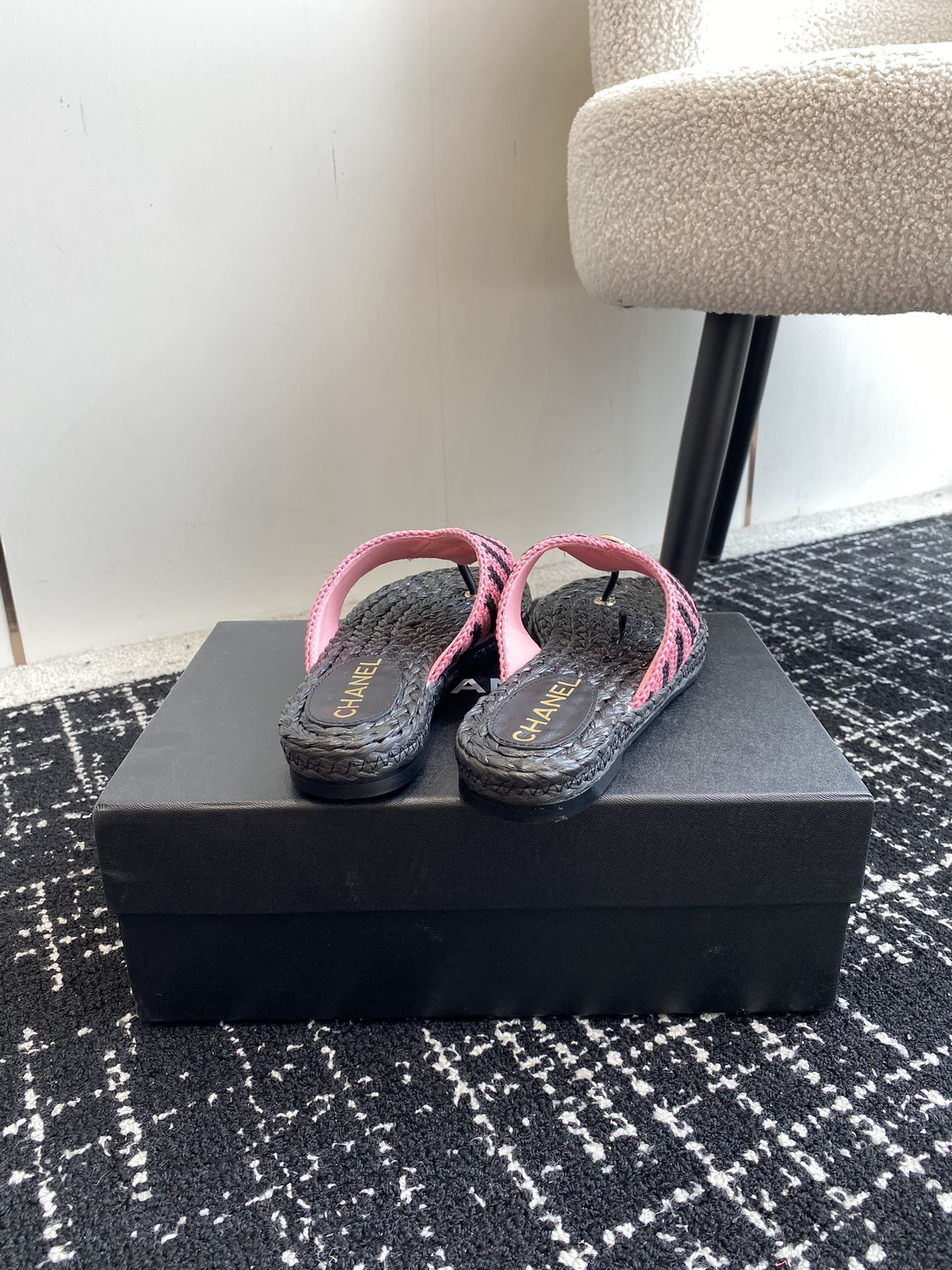 ua Ch*el thongs slides