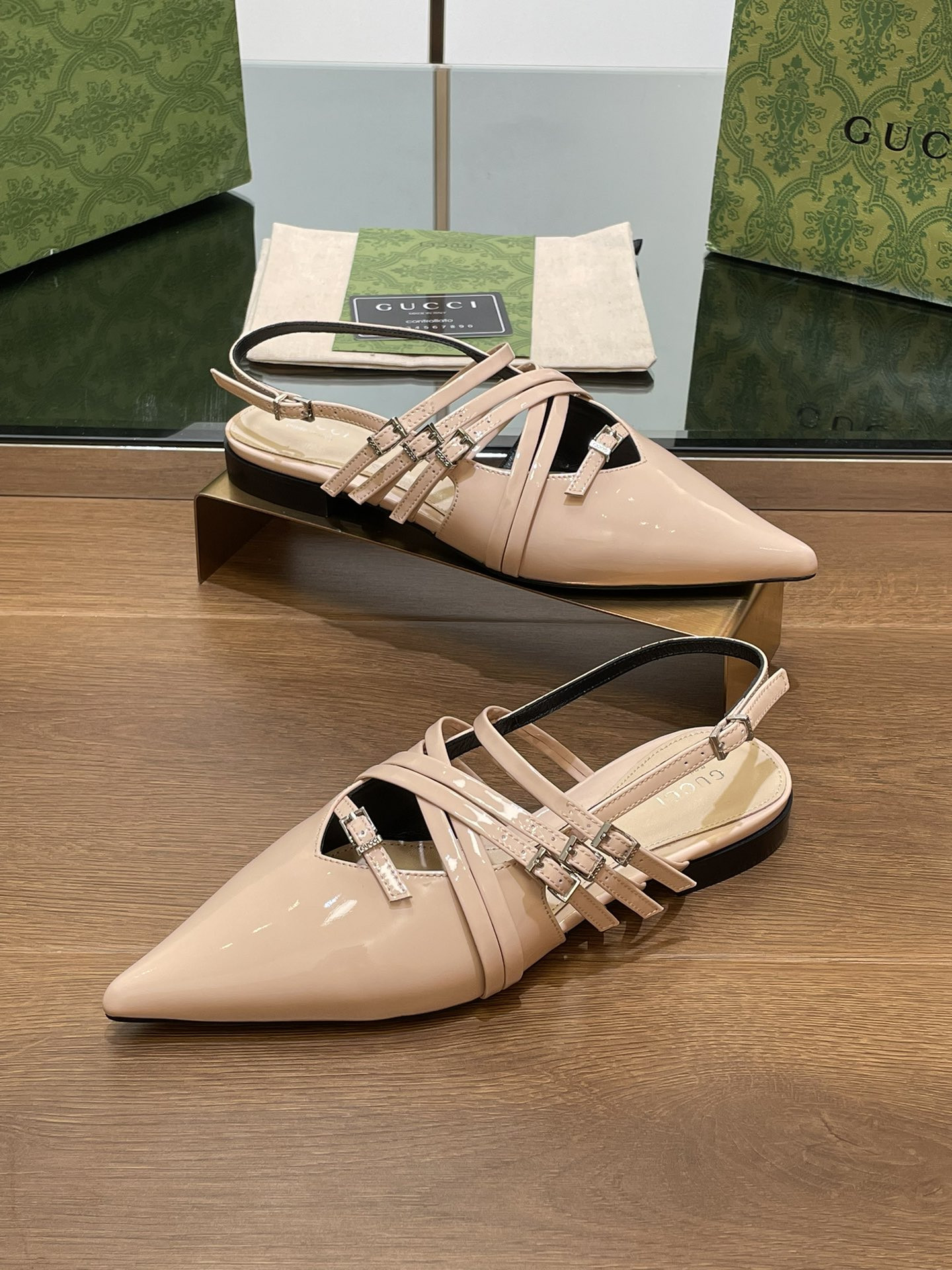 ua G*u*i strappy ballet flat