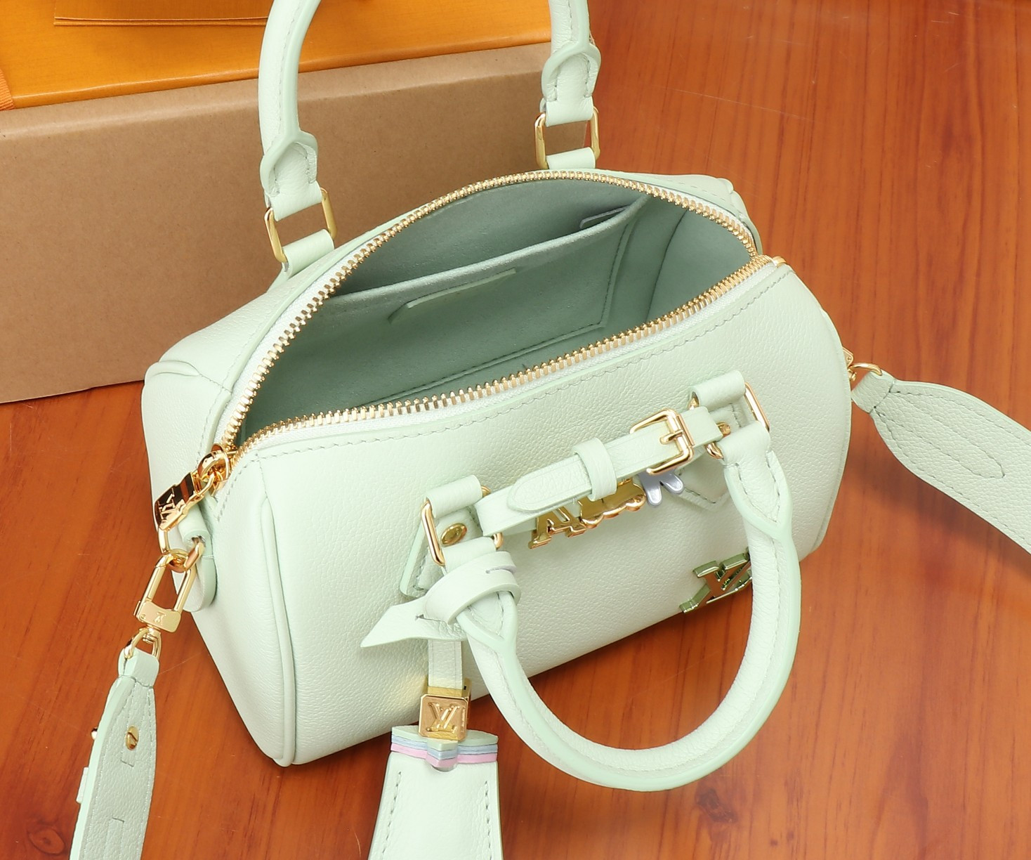 LV Speedy 18   M24605 18x12.5x11CM