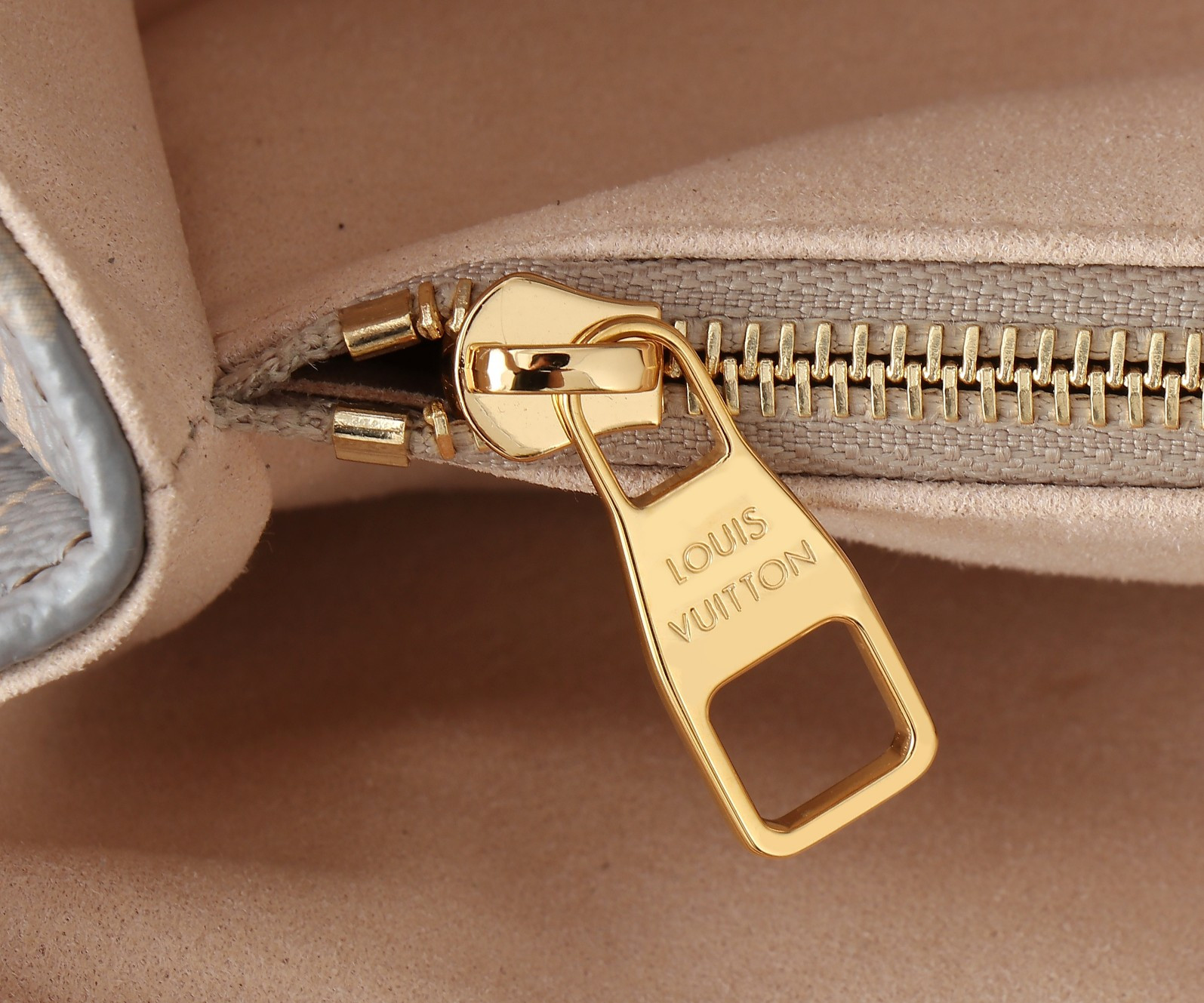 LV Pochette Métis East West M12429 21.5x13.5x6CM