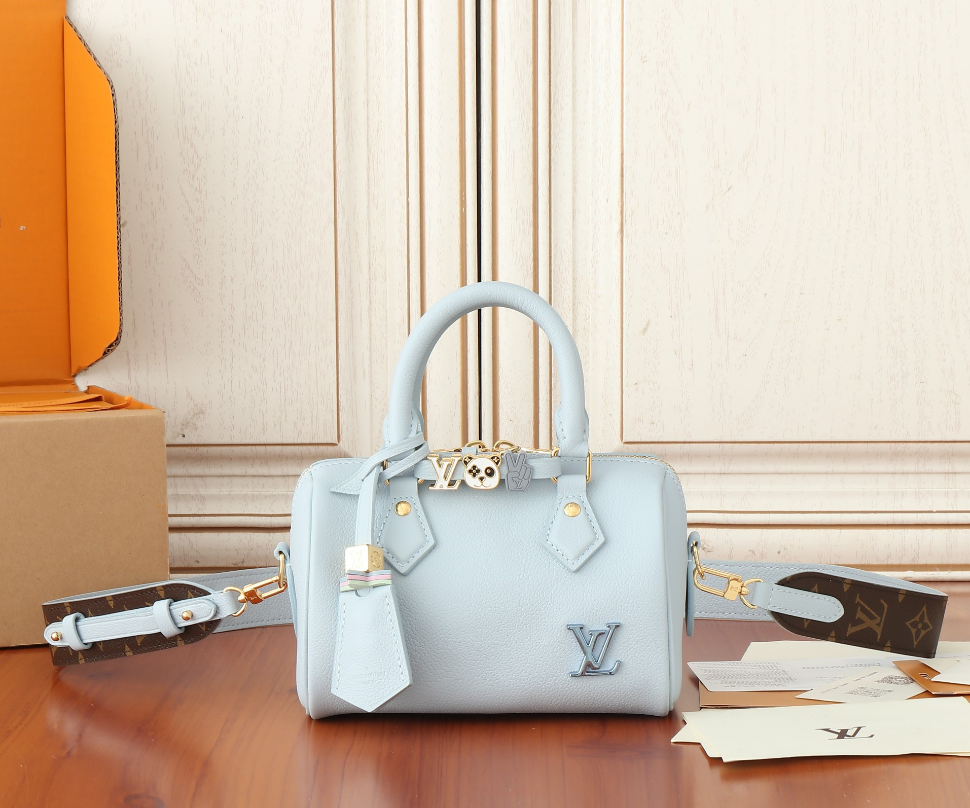 LV Speedy 18  M24604 18x12.5x11CM