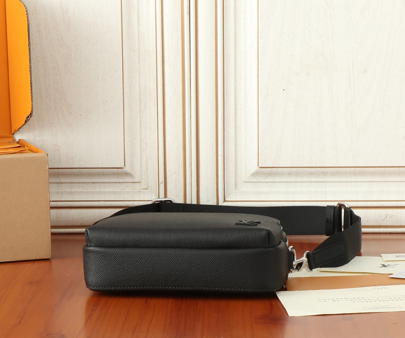 LV District  M11657 22.5x15.5x7.5CM