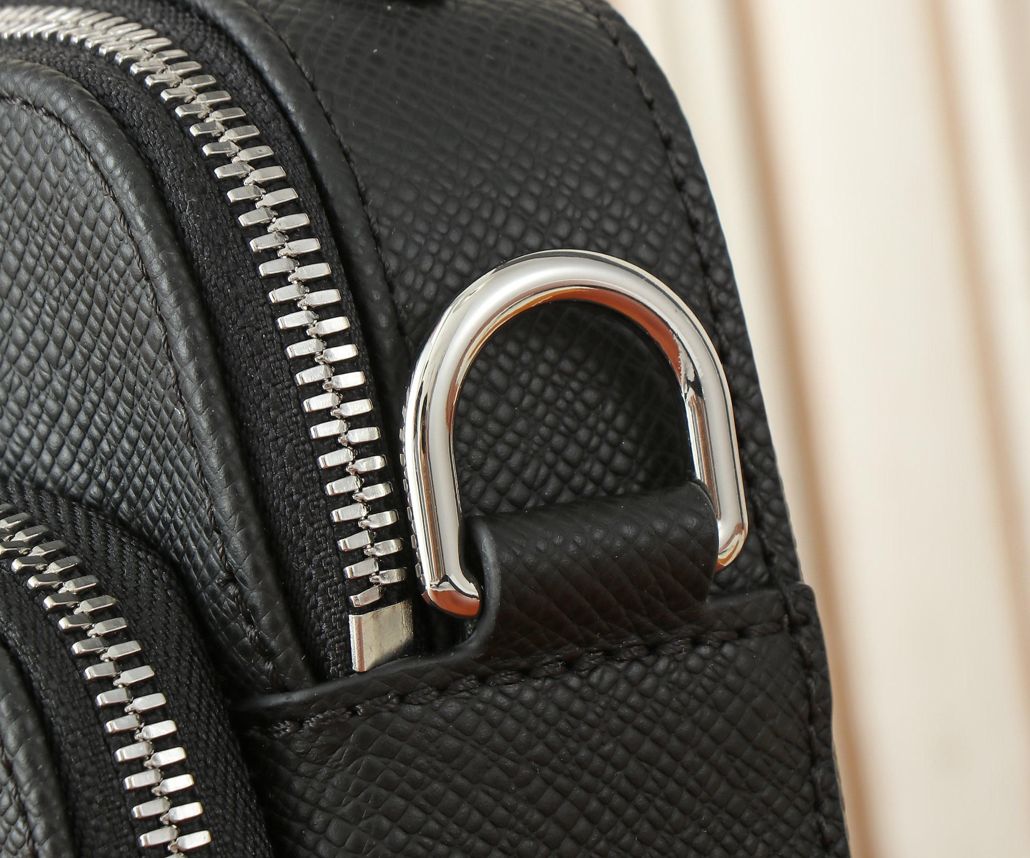 LV District  M11657 22.5x15.5x7.5CM