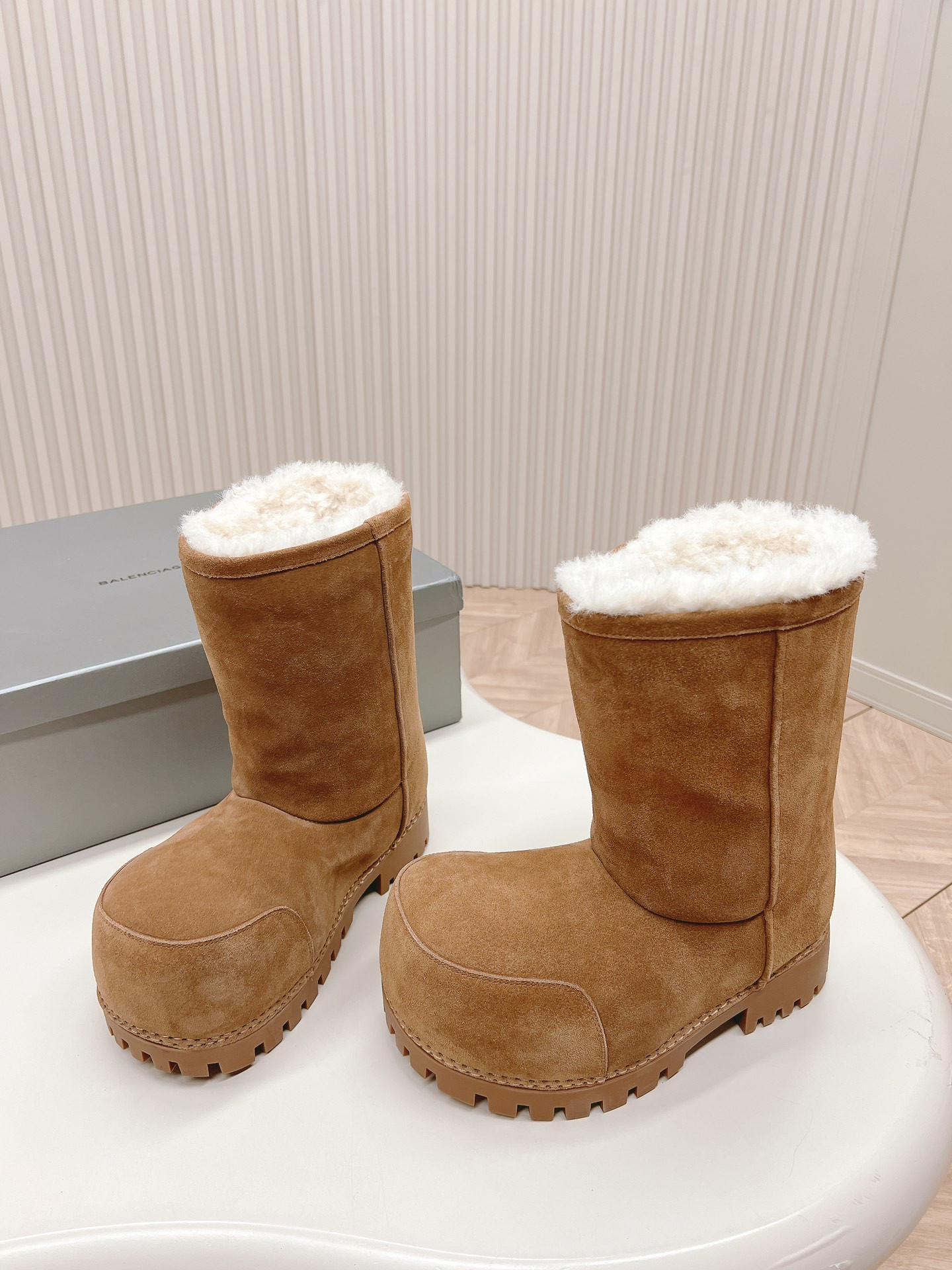 ua Ba*len*cia*ga snow boot