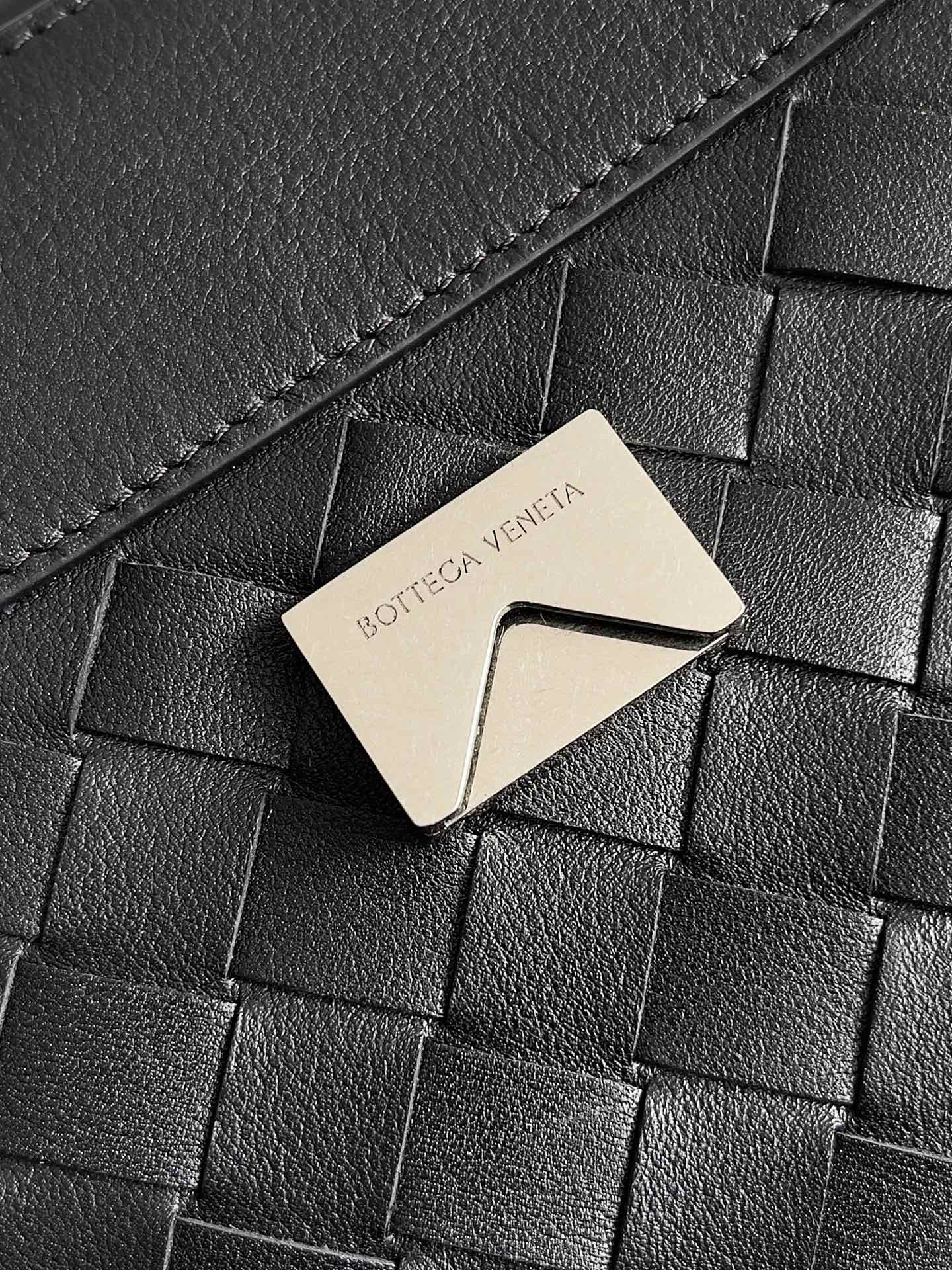 bo*te*ga Ve*ne*ta small andiamo messenger 29x20x13cm