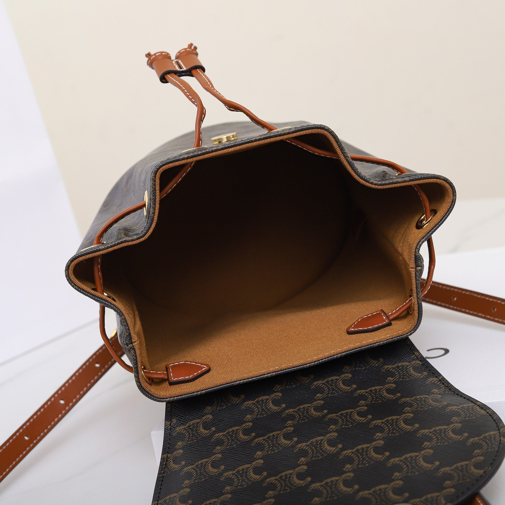 Ce**e bonnie backpack in triomphe canvas and calfskin 118702 25x18x13cm