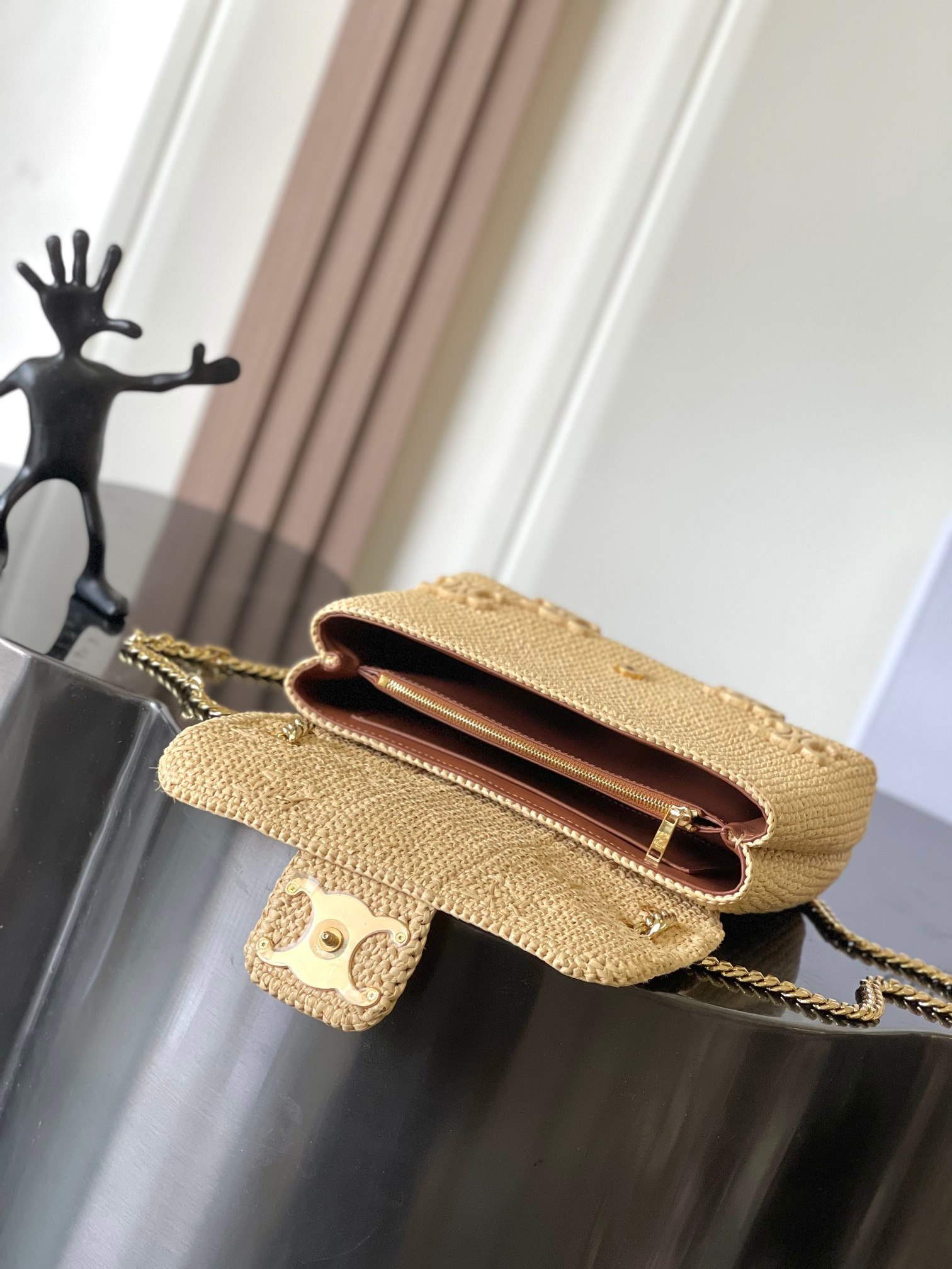 Ce**e victoire medium bag in raffia with triomphe embroideries 25x17x9cm