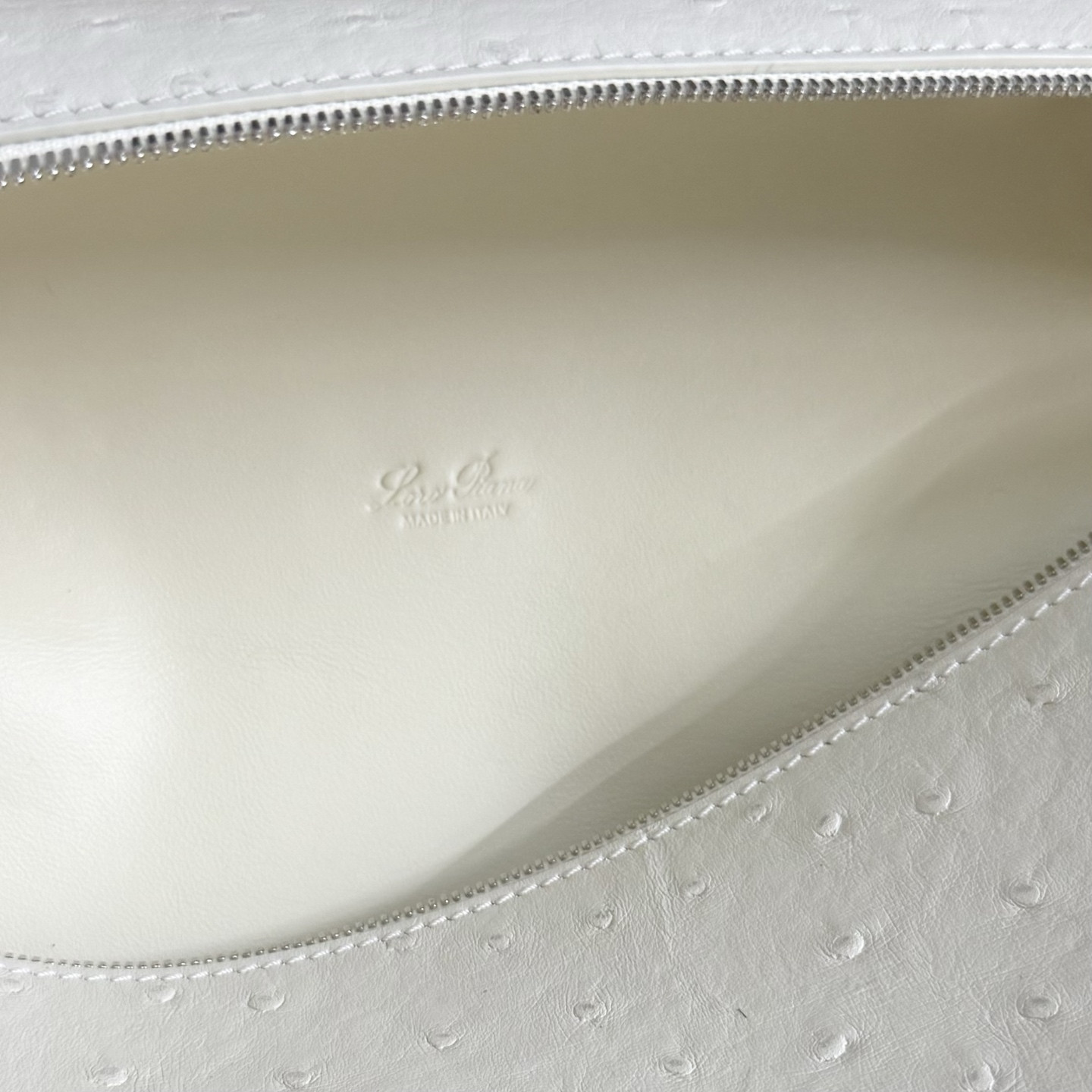 L**o p*ana extra pocket l27 ostrich-grained leather 16x27x10cm