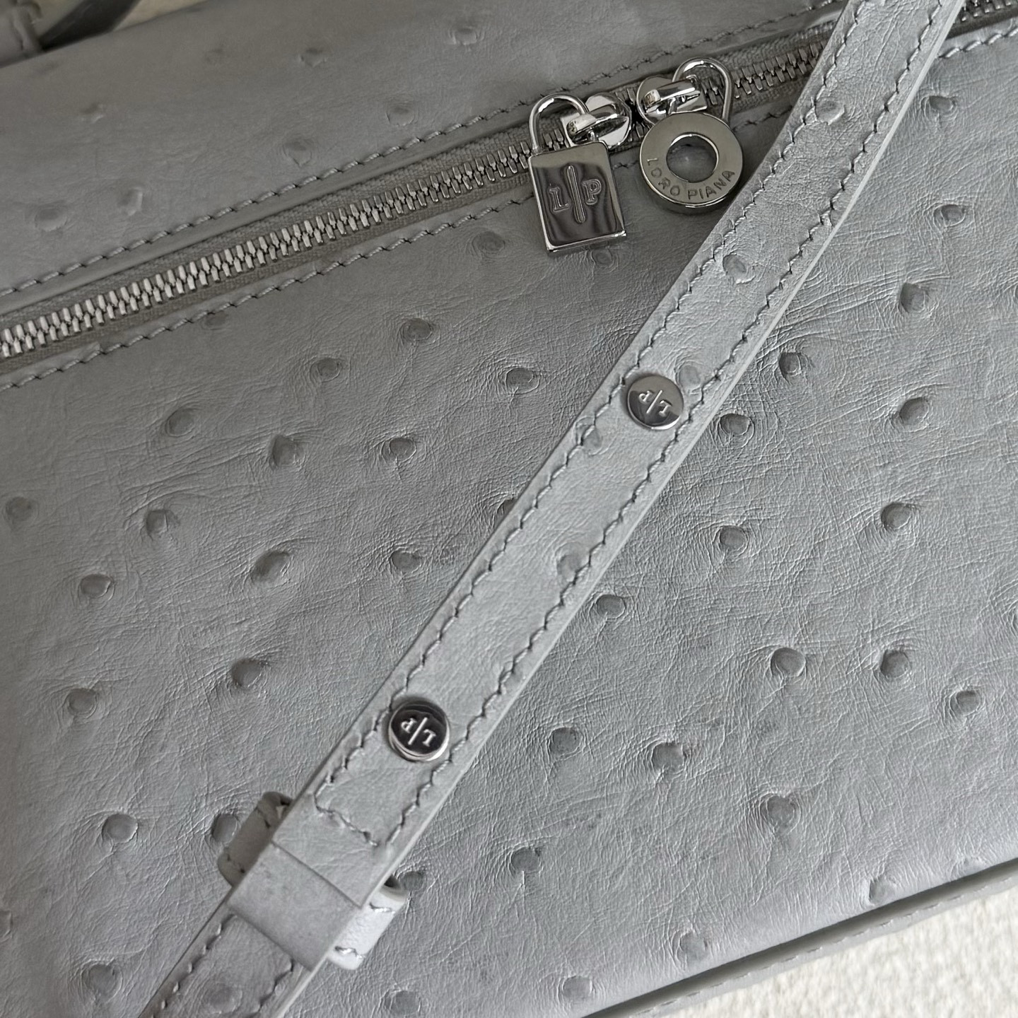 L**o p*ana extra pocket l27 ostrich-grained leather 16x27x10cm