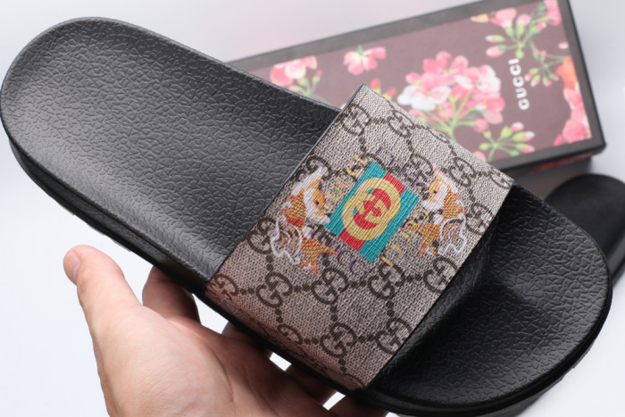 G*u*i slippers