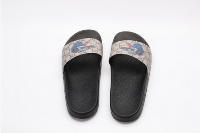 G*u*i slippers