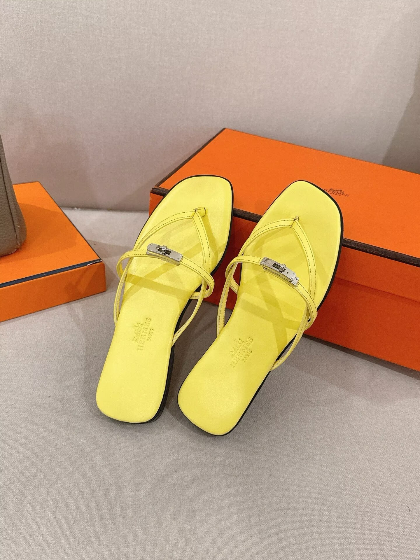 ua H**me5 miss sandals