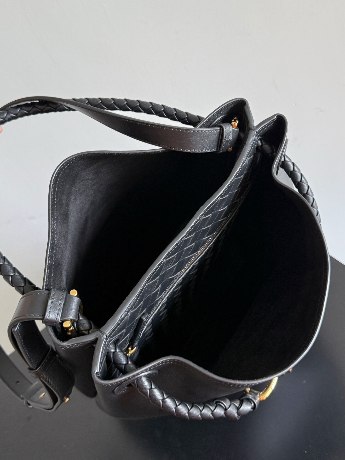 B0tt*ga Ven*ta Andiamo Medium Leather Bucket Bag 34x24x12cm Without Box