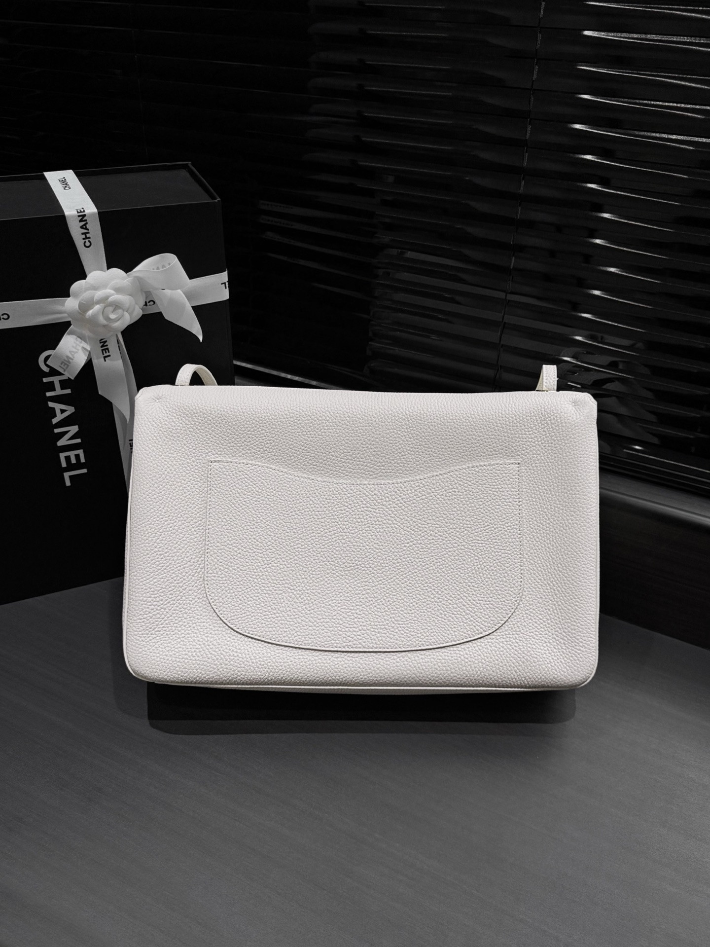 Ch**el Maxi Flap Bag in White with Gold-Tone Hardware AS6233 26x38.5x11cm