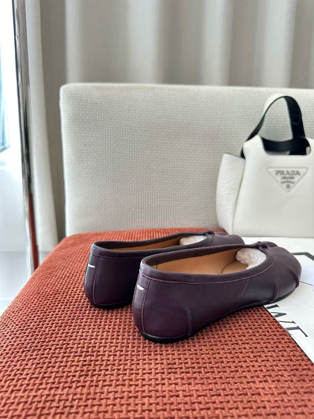 UA Ma1s0n Marg*e1a Tabi Leather Ballet Flats