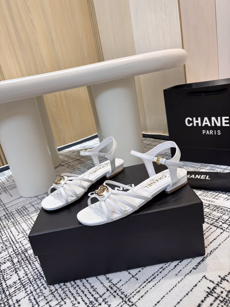 ua Ch**el sandals