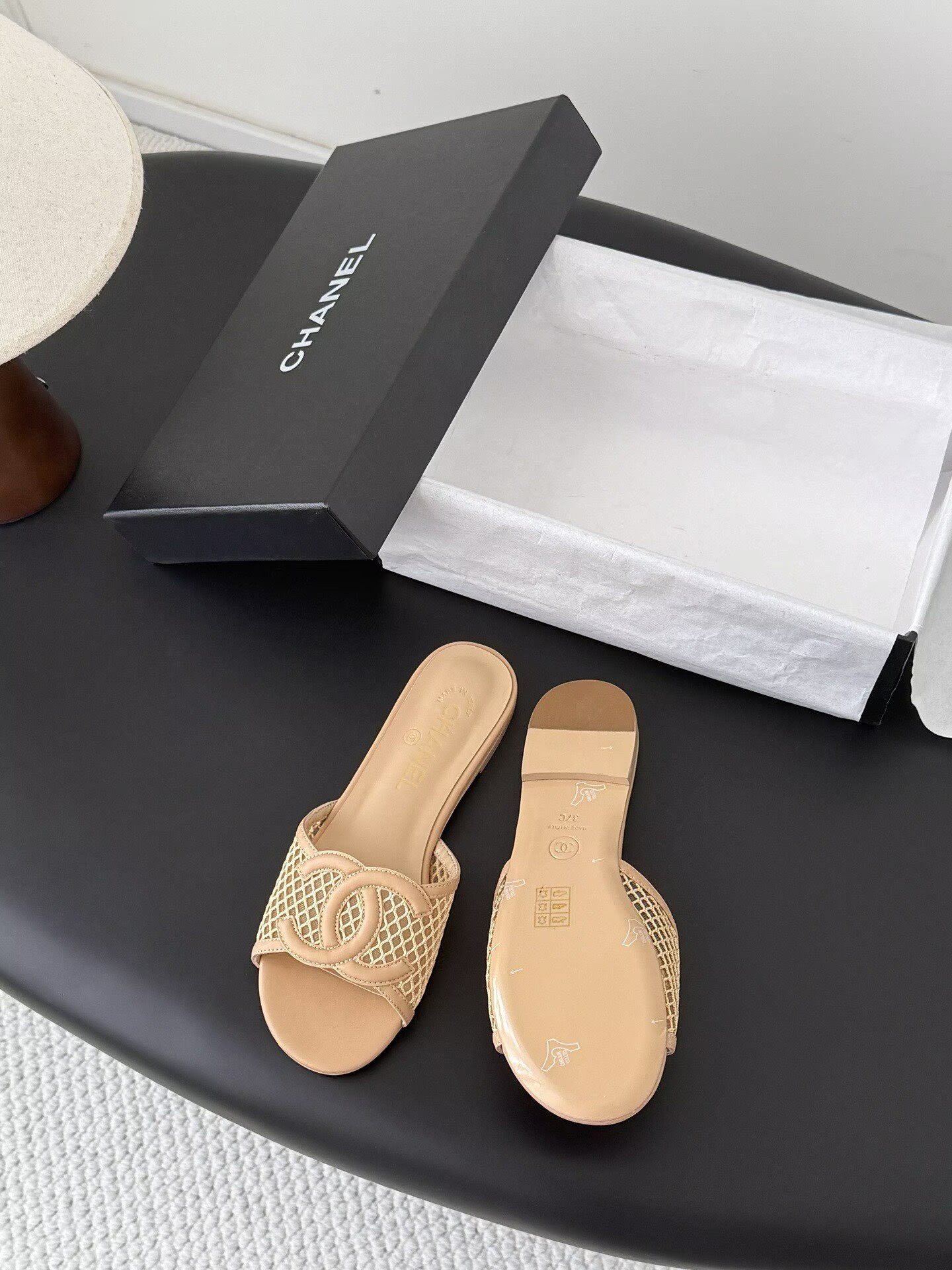 ua Ch**el sandals