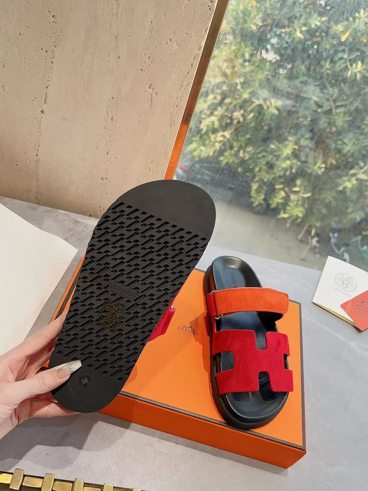 UA H**me5 Chypre Sandal