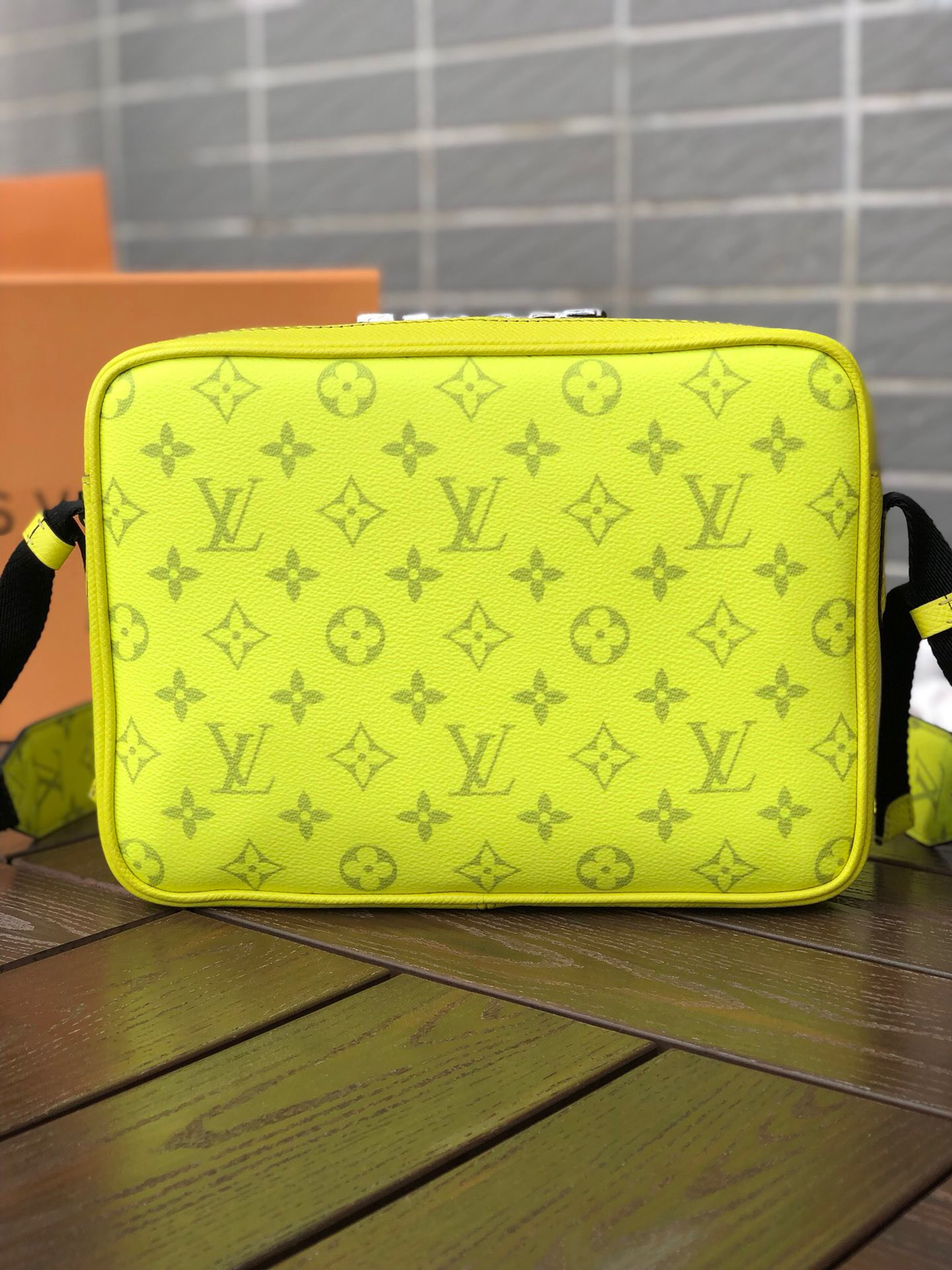 LV OUTDOOR MESSENGER M30239