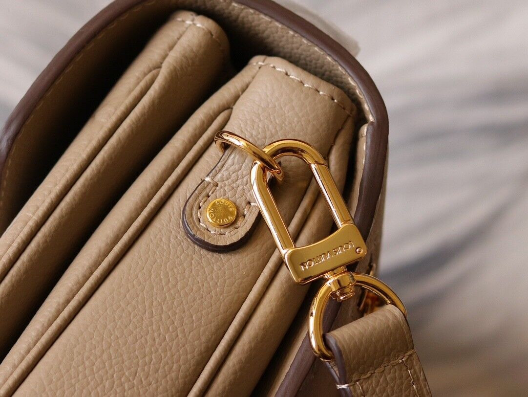 LV Pochette Métis M44881 25x19x7cm