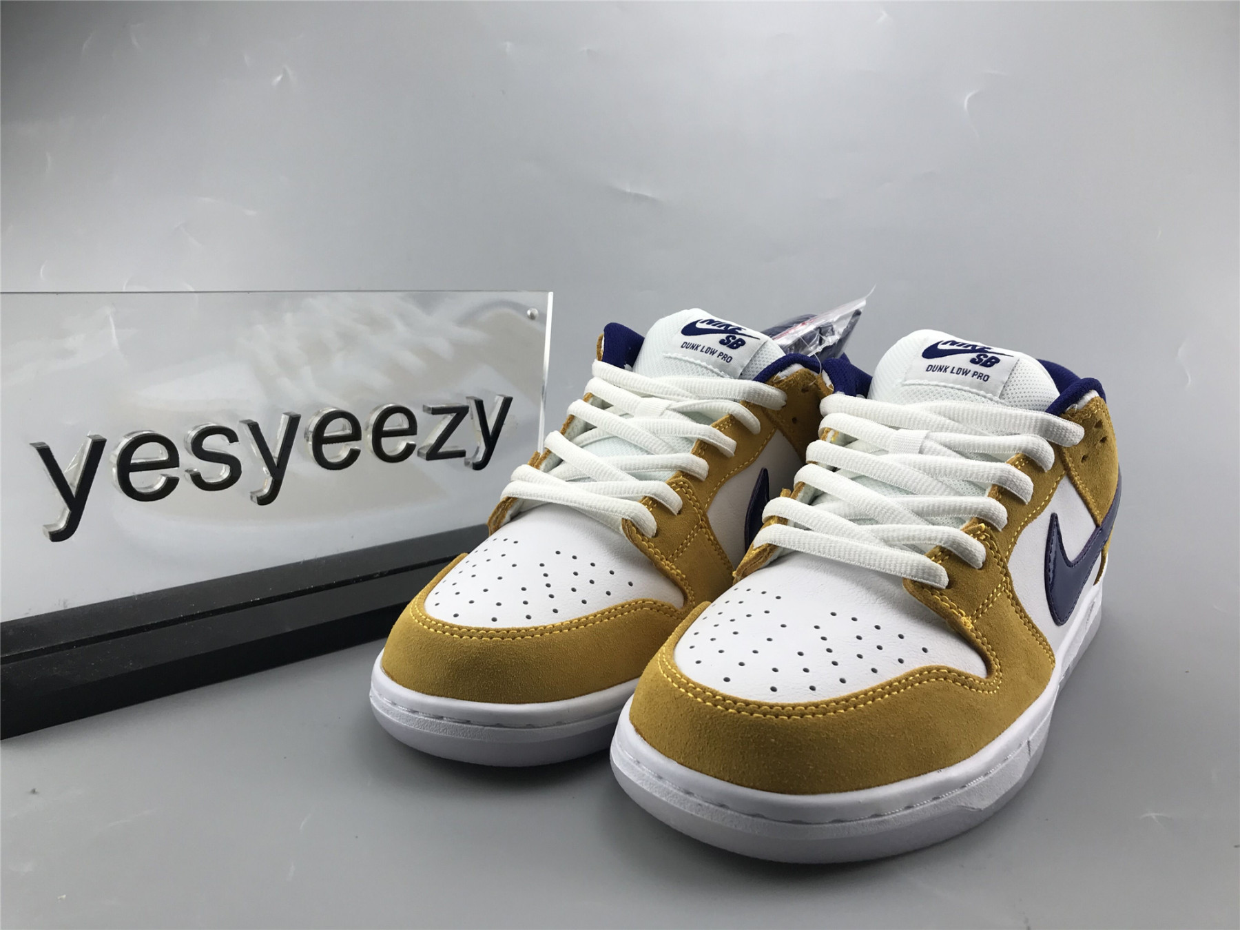 UA NIKE DUNK LOW PRO SB "LASER ORANGE"