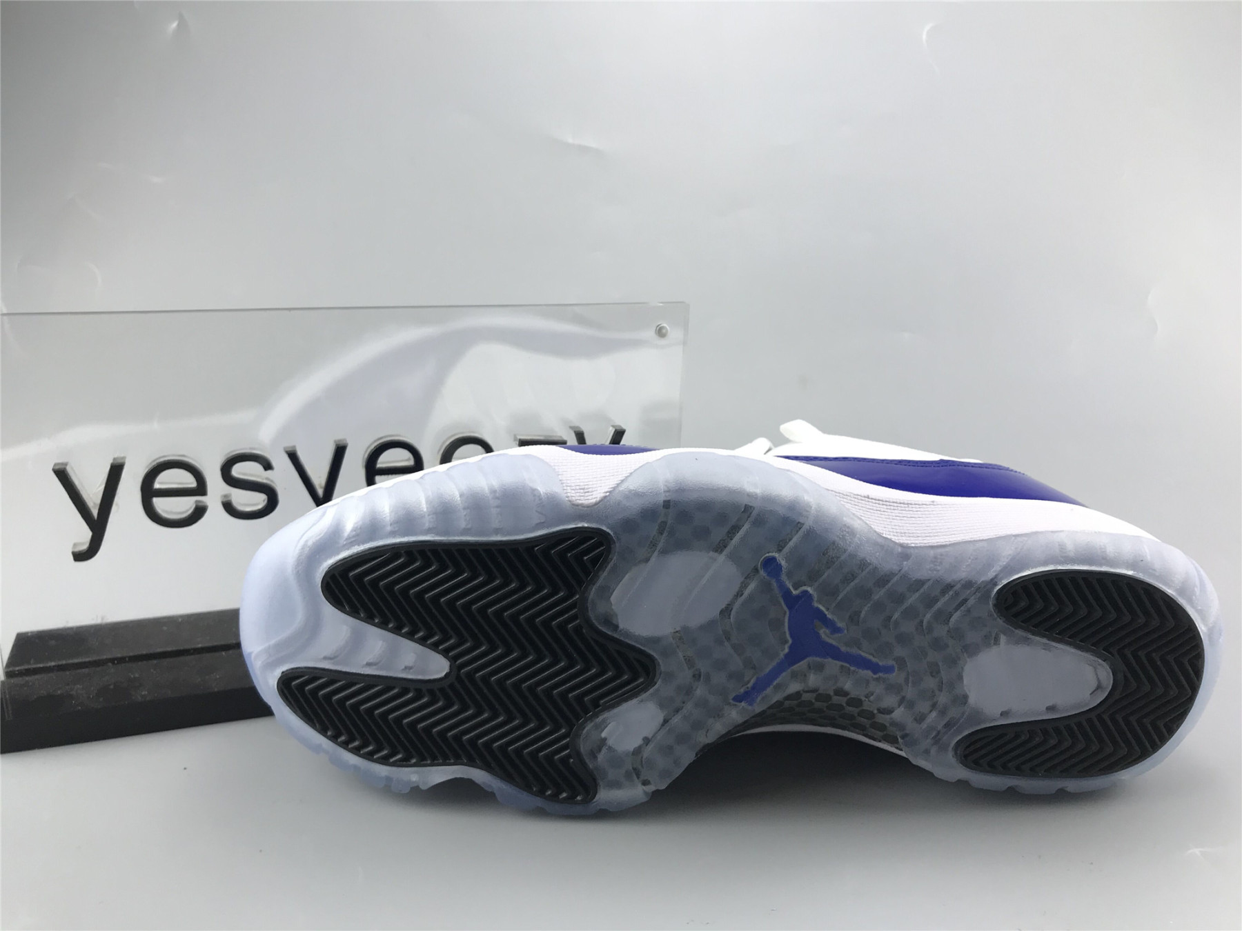 UA WMNS AIR JORDAN 11 RETRO LOW 