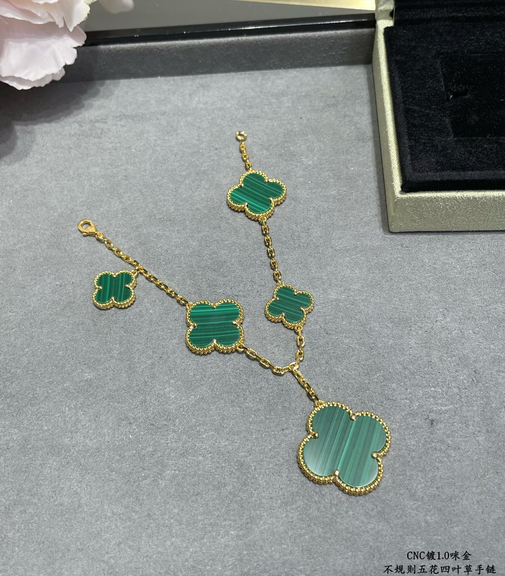 V*n Cl**f & Arpels Natural malachite irregular five-flowered four-leaf clover Bracelet