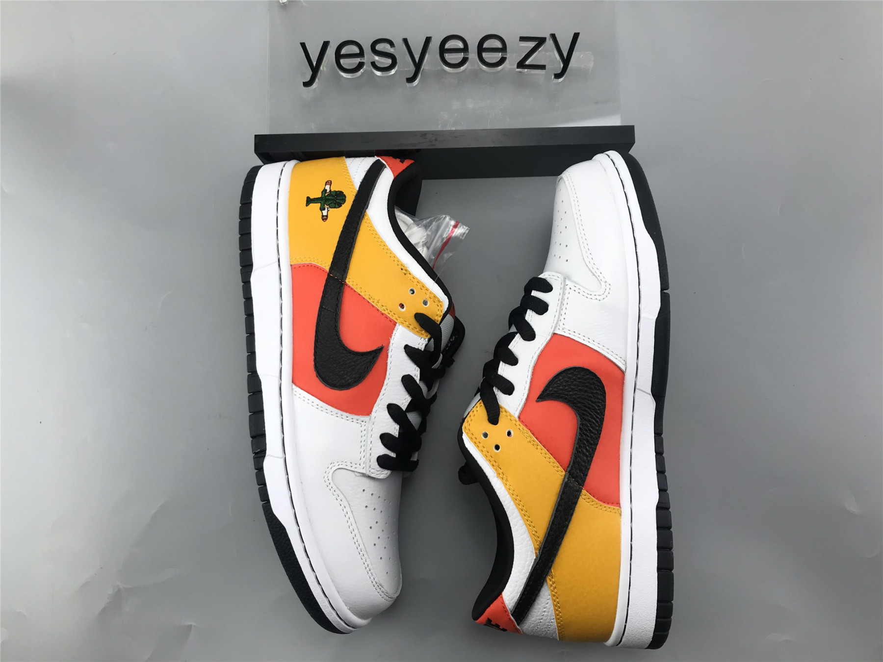 UA NIKE DUNK LOW PRO SB "RAYGUN"