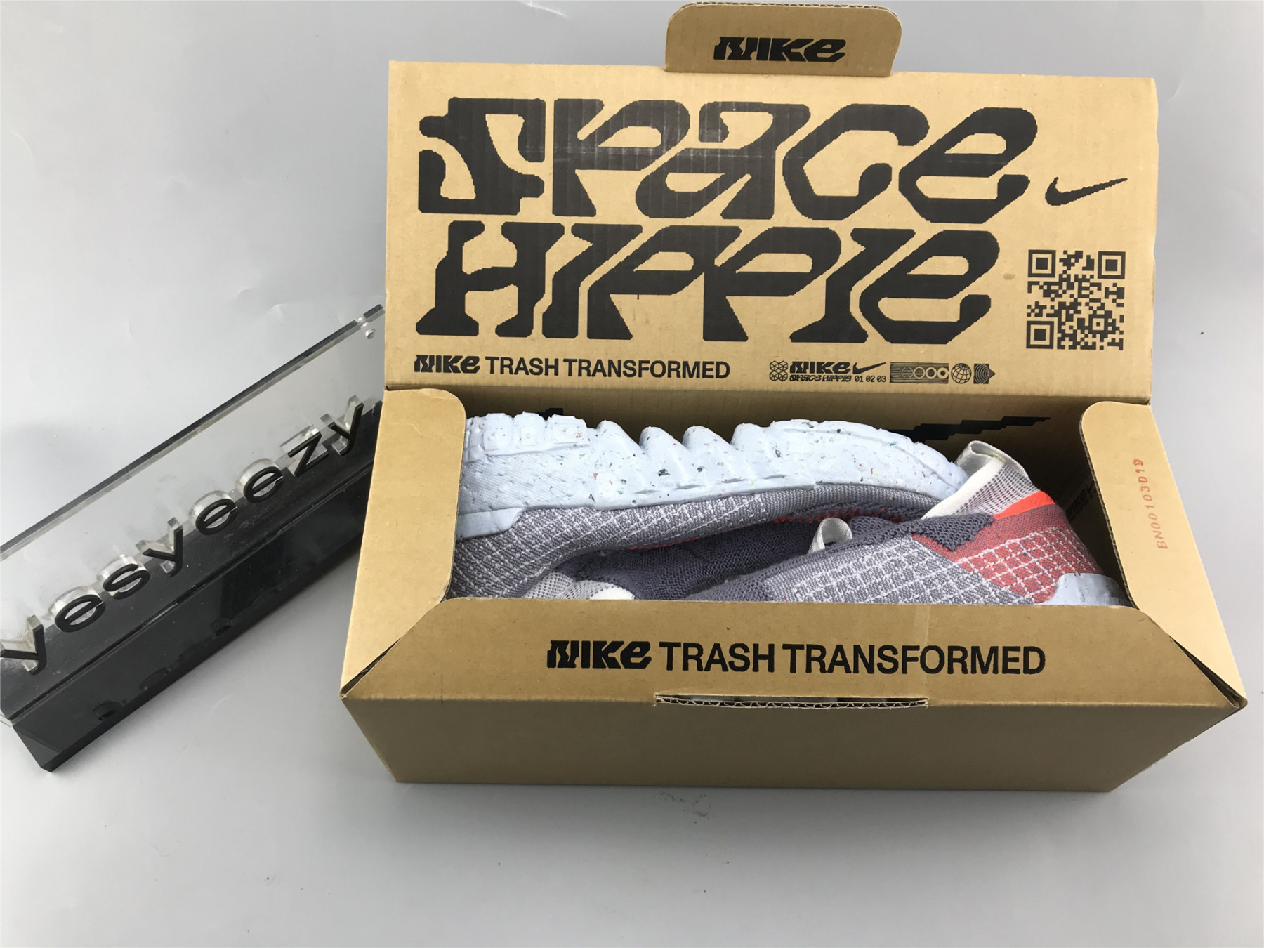 UA NIKE SPACE HIPPIE 02 