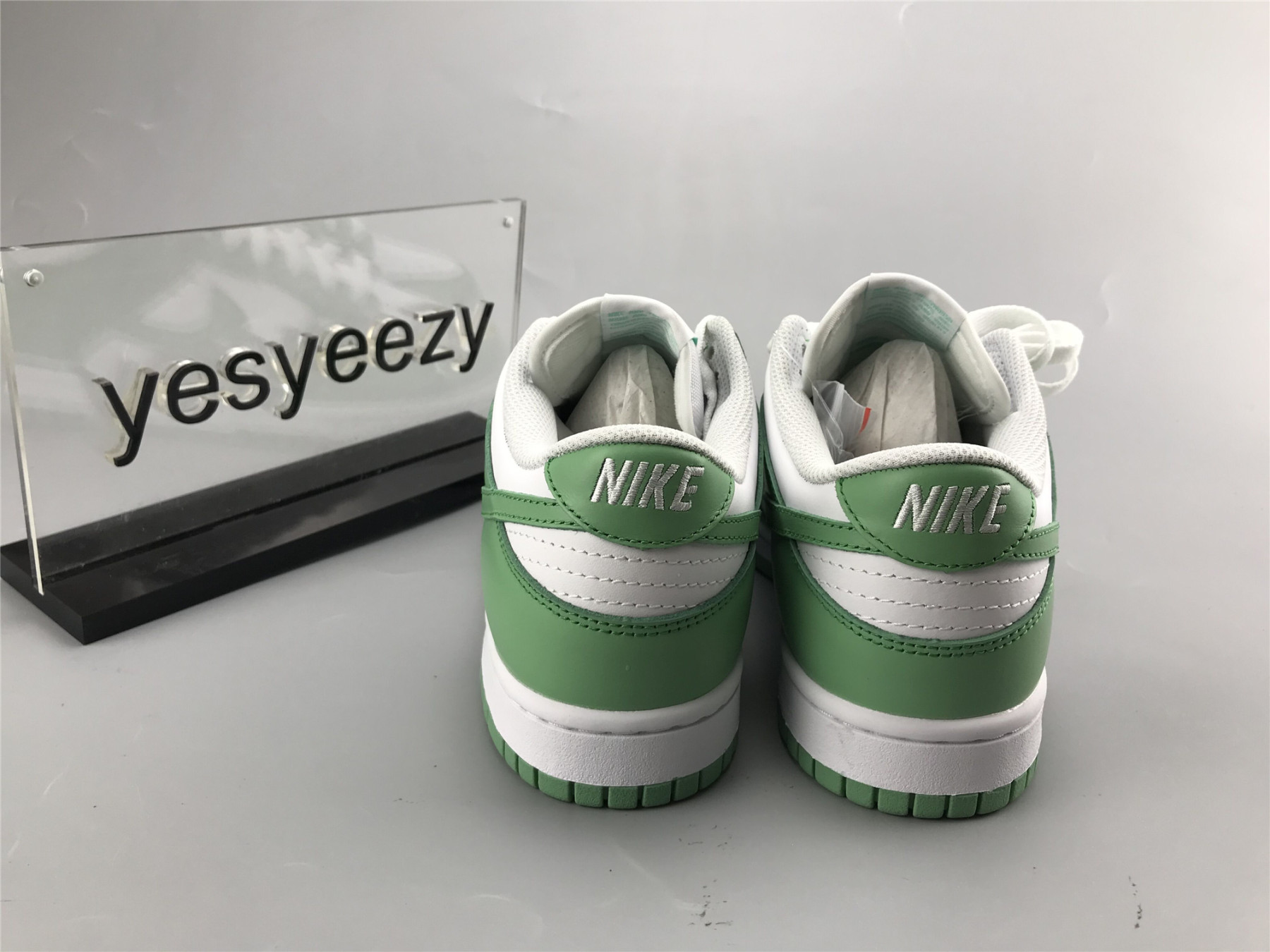 UA NIKE DUNK LOW WMNS "GREEN GLOW"