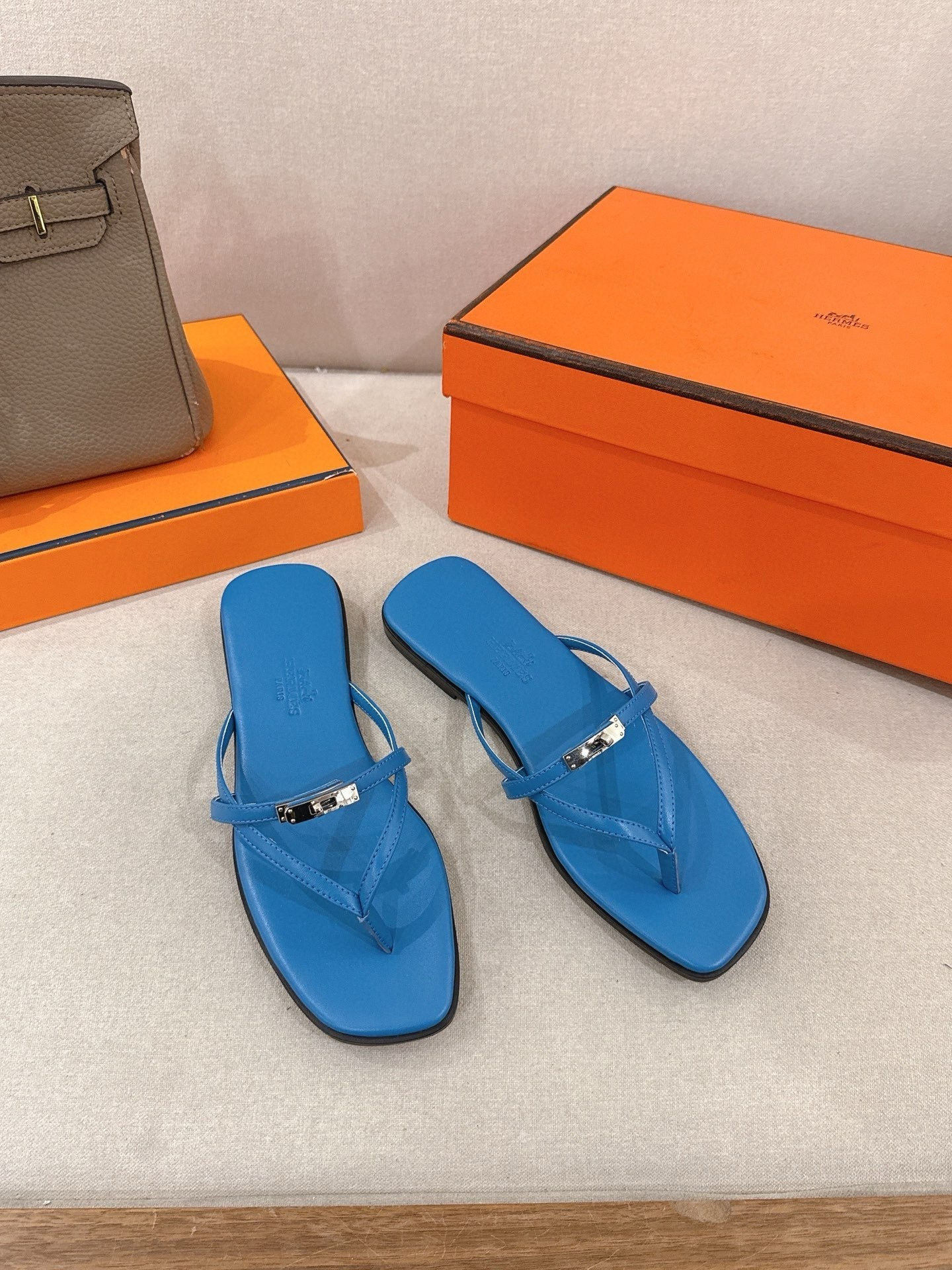 ua H**me5 miss sandals